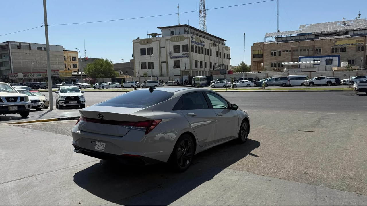 السلام عليكم 
النترا 2023 فول مواصفات لون مميز سمنتي 
بدون رقم حره 
السياره وارد كندي جديده بشكل وفول 
ماشيه 23 الف 
مكينه 2000 دوش 
فتحه 
رادار امامي 
رادار جانبي 
رادار خلفي 
كامره 
لد داخلي بلاد اكثر من 60 لون متغير من الشاشه
تًوقف ذاتي 
شاشه كبيره 
عينه ديجيتل 
وهواي مواصفات 
حادث فقط بنيد بدون ايرباك 
وبدون دواخل 
السعر 140 وبيها مجال 
وبلعافيه ع الياخذها سياره جديده وماماشيه
*********** البصرة, العراق

