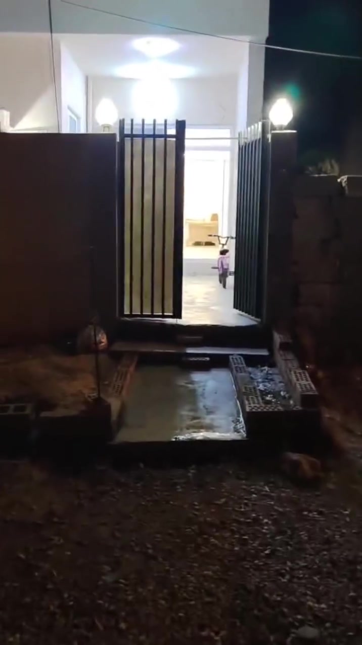 🏡 خانوویەکی نوێ بۆ فرۆشتن 🏡
خانوویەکی خاوێن و نوێ، تەنها ساڵێک و ٨ مانگە لە دروستکردنی تێپەڕیوە، لەسەر ڕووبەری ١٠٠ مەتر و بە سەقفی مەغربی بنیادنراوە. خانووەکە پشت و پێشی چۆڵە . 

📐 پێکهاتەی خانوو: 🔹 هۆڵ و مەتبەخی تێکەڵ: ٩.٤٥ مەتر × ٥ مەتر 
🔹 ژووری نوستن: ٣.٥ مەتر × ٥ مەتر
 🔹 شوێنی خوادن دروستکردن: ٢.٥ مەتر × ٢ مەتر 
🔹 حەوش: ٤.٥ مەتر × ٥ مەتر 
🔹 دەرەج و تەوالێتی دەرەکی لە پێش حەدیقەکە
✨ خانووەکە بە شێوەیەکی جوان دروست کراوە و گونجاوە .
📞 بۆ زانیاری زیاتر و نرخ، پەیوەندی بەم ژمارەیەوە بکەن: ***********
