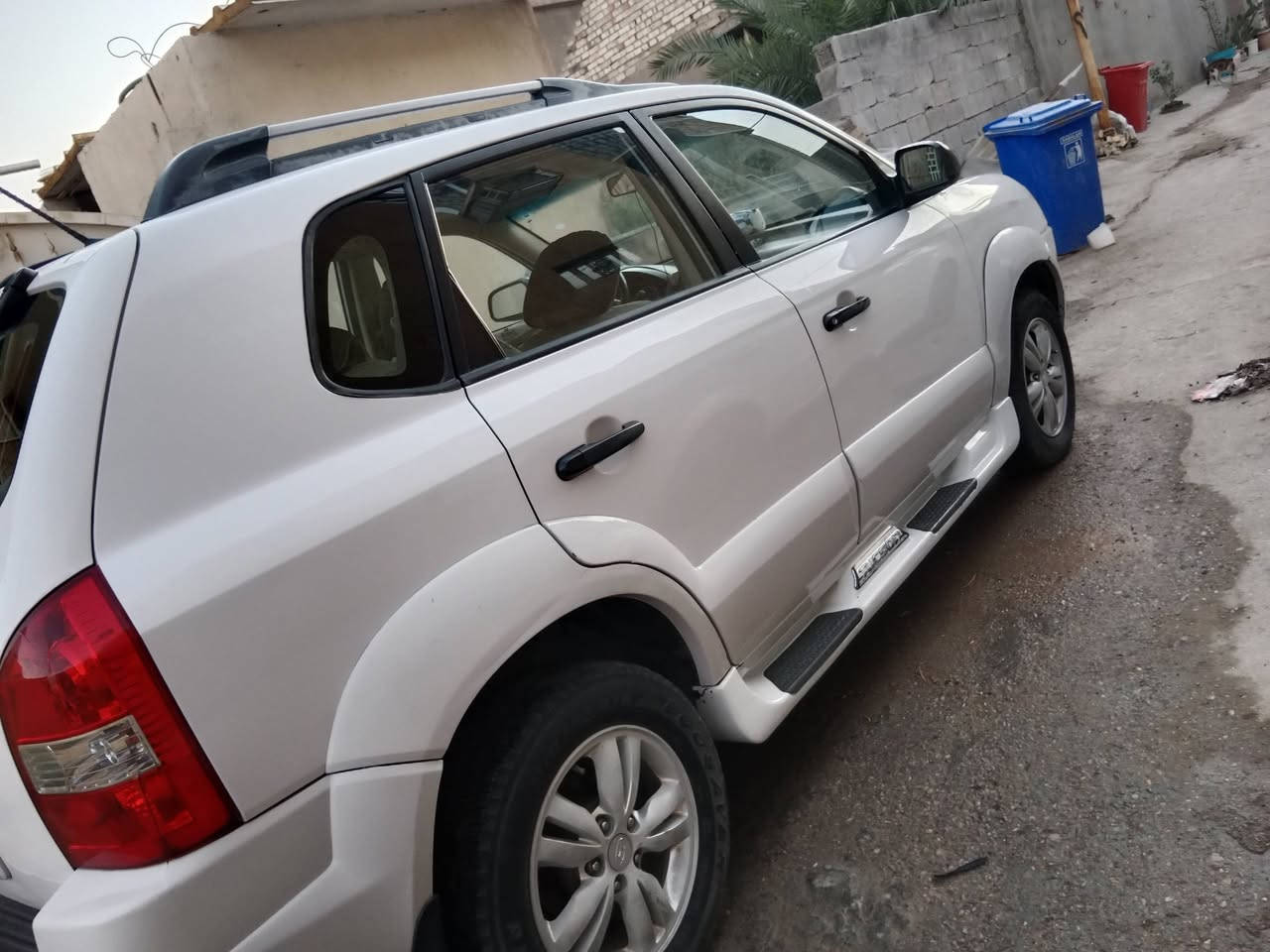 السلام عليكم توكسان 10 . رقم انكليزي اربيل باسمي . بيه صندوق بارد  . وبيه الباب الايمن بارد . وبيه الجاملغ الايمن نصف من عنده صبغ . والباقي سليم . سعر 125 وبيه مجال. 
*********** مكاني بغداد المدائن
