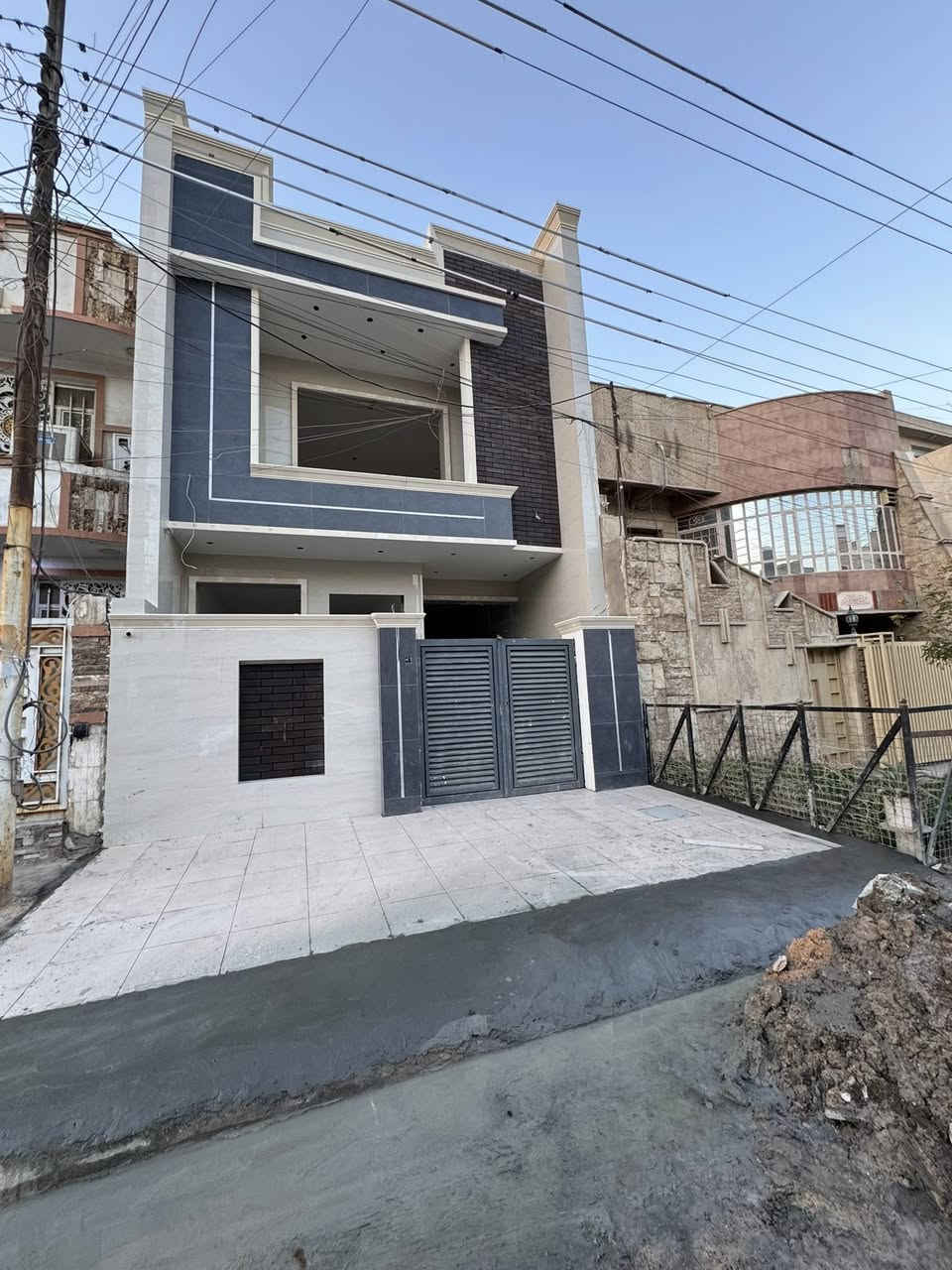 السلام عليكم 

دار للبيع 120م في حي الجهاد منطقه الأساتذة 
خلف اربع شوارع مباشر كما واضح في الصورة 

/علئ شارع 15متر رصيف 4متر 

الدار يحتوي على 3طوابق 

تسليم مفتاح كأمل  

مساحه 120متر

(واجهه6متر  20 متر ) 

الطابق الاول يحتوي على/كراج /صاله /مطبخ و مطبخ حار / هول داخلي كبير / شلال داخلي/ غرف نوم /  صحيات/ مناور خلفي 

الطابق  الثاني يحتوي على/ غرف نوم عدد(2سويت )مفصوله 

الطابق الثالث  يحتوي على/ غرف نوم كبيرة/ مطبخ 
صحيات/ سطح امامي 

واجهه بورسلين إسباني 
ارضيه مرمر 
سيراميك المطبخ  وحمام ألواح  هندي تصفير 

استفسار اتصال 

((((*********** ))))
