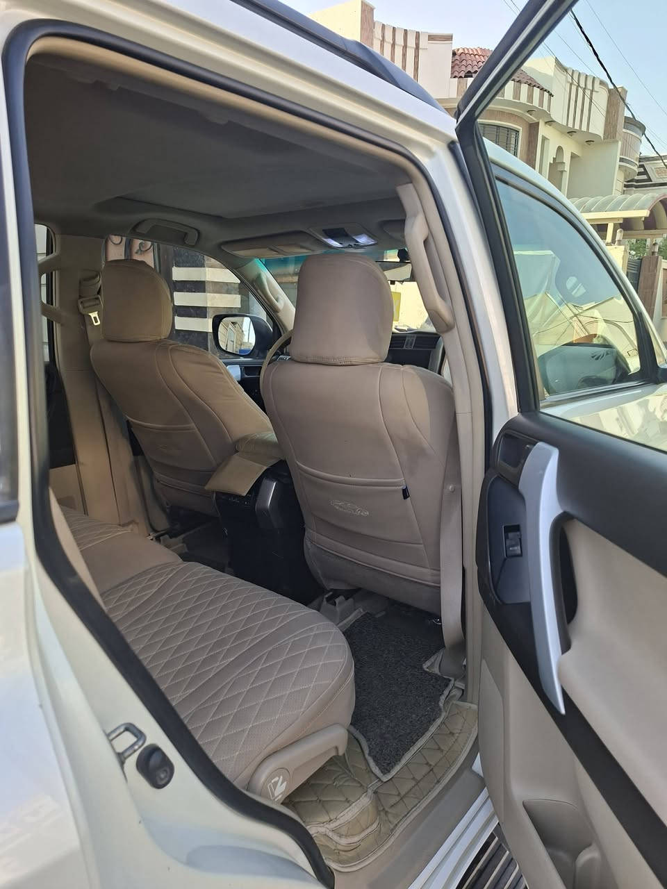 السلام عليكم .برادو ٢٠١٠ كويتي Txl محدثه ٢٠١٧ للجماليه انا حدثتها  وصور قبل التحديث موجوده حدثت يم الاخ حسين ناظم غراضها البلاديه كلها موجودات فول مواصفات ٦ سلندر جلد فتحه دبل تانكي معمول للسياره ادامه كامله السياره مكفوله من الصبغ تخم تاير جديد ماشيه ١٦٩٠٠٠ قابل للزياده السعر ٢٨٠ ورقه بيها مجال رقم بغداد باسمي واتس  ***********
