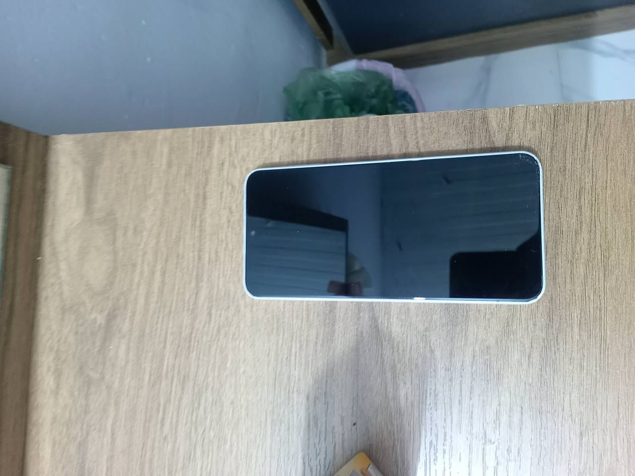 تليفون للبيع نظيف ذاكرته 128 سعره 100 شاحنته موجوده بس الكرتونه ضاعت مالته كربلاء الحر الصغير.  الرقم***********
