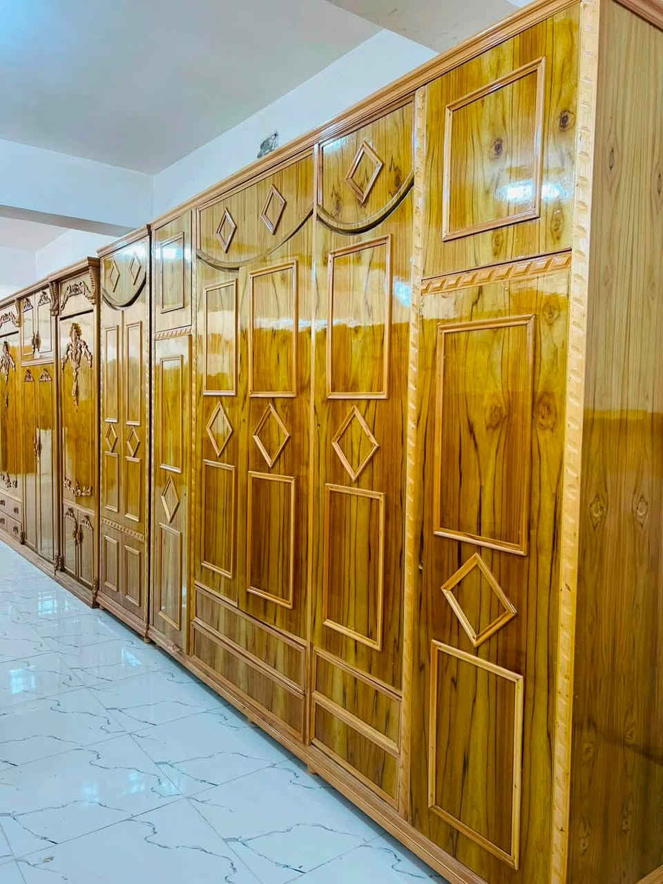 معرض الميا. العنوان الكيارة قرية اجحله 

موجود غرف موديلات وفصالات حديثه 

شغل عراقي صاج.   خمسه ملم.  

موجود قسط. ٧٠ بلشهر.  ونقد موجود من ٨٠٠ وصاعد.  
راسلونه للحجز واتساب. 

نضام القسط.  عل بطاقه الرافدين.  بدون مقدمه 

***********
