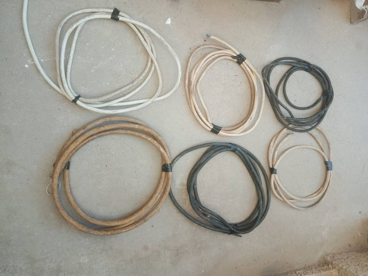 السلام عليكم طباخ كهربائي اصلي شغال على فحص سعر ١٧ الف او بيها مجال بصيط كوسر حجم كبيه المانيه سعر ٥٥ الف او بيها مجال بصيط كوسر ه حجم صغير سعر ٢٠ الف اوفن سانيو ياباني شغال على فحص سعر ٣٠ او بيها مجال بصيط كيبلاات عدد ٦ قطع واحد منهم بارد سياره بقيات مال سبالت او سخان مكان سبع البور ***********
