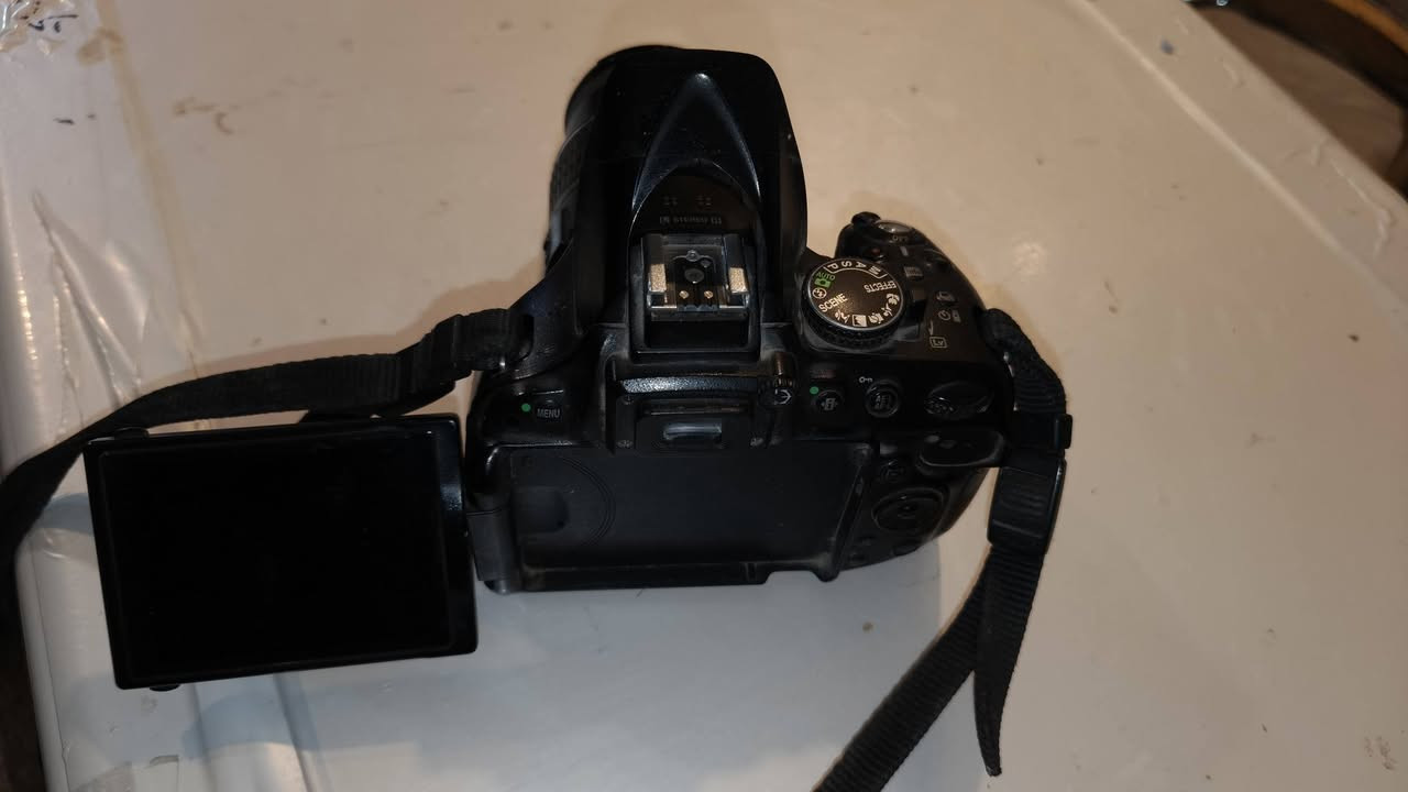 كاميرات للبيع 5200 عدسة 18/55 والثانية عدسة 55/200 السعر الواحدة 250000الف
***********
