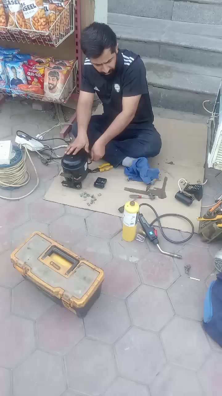 تم بحمد الله إنجاز عمل صيانة عارضة بطحية في منطقة الدورة،
حيث تم تشخيص العطل وتبديل الضاغط بالكامل بعد التأكد من سبب المشكلة،
وبفضل الله كانت النتائج ممتازة وعاد الجهاز للعمل بكفاءة عالية ❄️👌
🔧 العمل تم بدقة وفحص شامل لضمان أفضل أداء وأطول عمر للجهاز.
الفني: وسام البهادلي للتبريد
📞 ***********
📞 ***********
