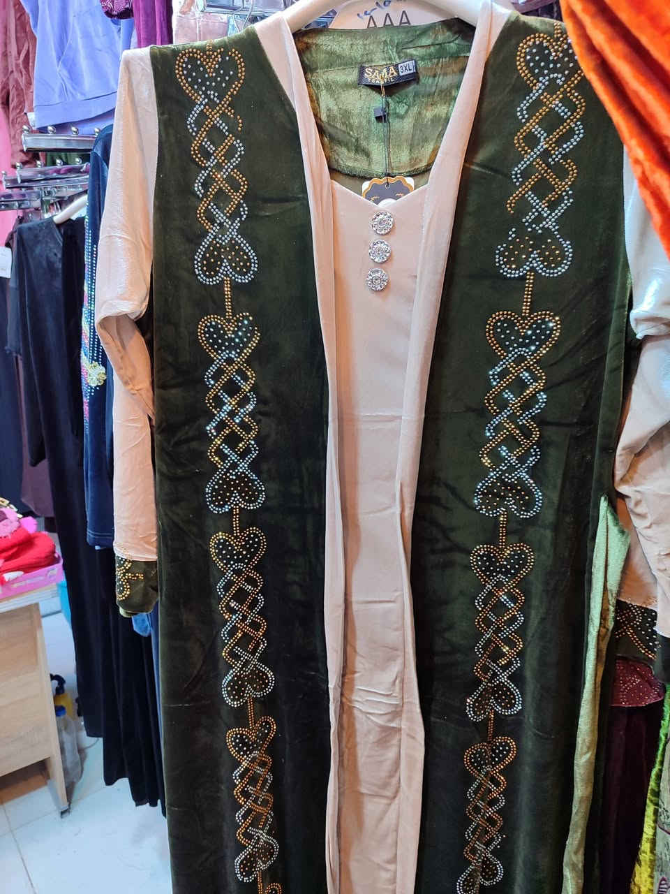 السلام عليكم 
محل ملابس نسائية وأطفال 
جاهز من كلشي
بضاعه حلوه عليه رجل 
العنوان بداية شارع الجنابات من جهة السوك خلف مطعم واثق
محل ازياء الطيف
السعر مناسب جداً 
للاستفسار اتصل على الرقم 
 واتساب ***********
