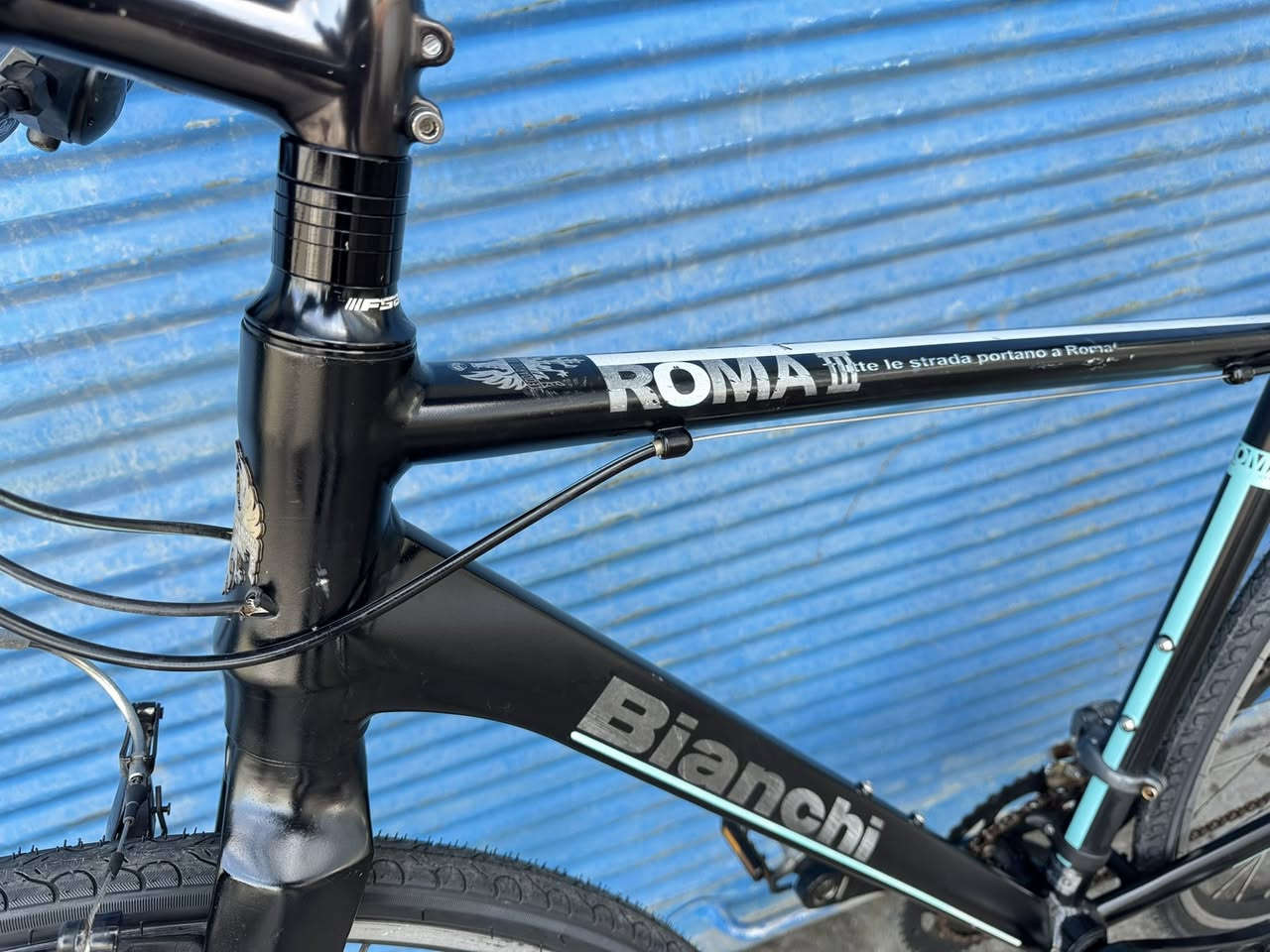 السلام عليكم اخوتيً الطيبينً 700 حجم 28 قياس M
فريم 50 ماركة (Bianchi) غني عن التعريف صينع 
إيطالية معدنه فول المنيوم سستم كلاريس بدلات 
كلاريس نمره 2/8 نظافتهاا وضح بل صور وكل تفصيلة 
وضح وعل وضع البلادي سعرهاا 230 الف وبي مجال 
اخواني عنواني موصل للتواصل *********** 
تتوفر خدمة توصيل جميع محافظات العراق وتحياتي
