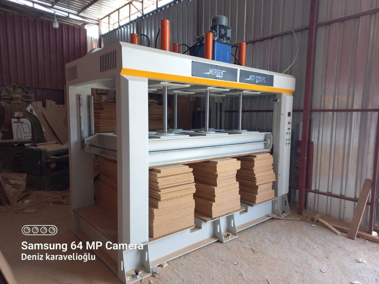 مكبس ابواب بارد 
موديل الماكينة
MCP 30 AUTO
أبعاد طاولة العمل
1300 × 2500 مم
مادة الطاولة
معدن + MDF
نظام الحركة
Rack & Pinion قياسي 30×30 موديل D3
عدد نقاط الحركة
8 نقاط
المضخة الهيدروليكية
20 CC
الأسطوانات الهيدروليكية
125 × 600 مم
قوة الضغط
15 طن × 6 أسطوانات
نظام الإنذار
صوتي ومرئي
النظام الإلكتروني
Schneider
سير التحميل
متوفر
رولات الرفع الداخلية
متوفرة
المميزات
✅ تشغيل أوتوماتيكي بالكامل
✅ قوة ضغط عالية تصل إلى 90 طن تقريباً
✅ مكونات كهربائية من Schneider
✅ مزود بسير تحميل لتسهيل التشغيل
✅ رولات رفع داخلية لتسهيل نقل المنتج
✅ نظام إنذار للأعطال (صوتي ومرئي)
✅ مناسب لتصنيع الأبواب والألواح والأثاث الخشبي


**إذا كنت صاحب هذا الإعلان وتريد حذفه لأي سبب، رجاءا أرسل رسالة إلى الدعم الفني**