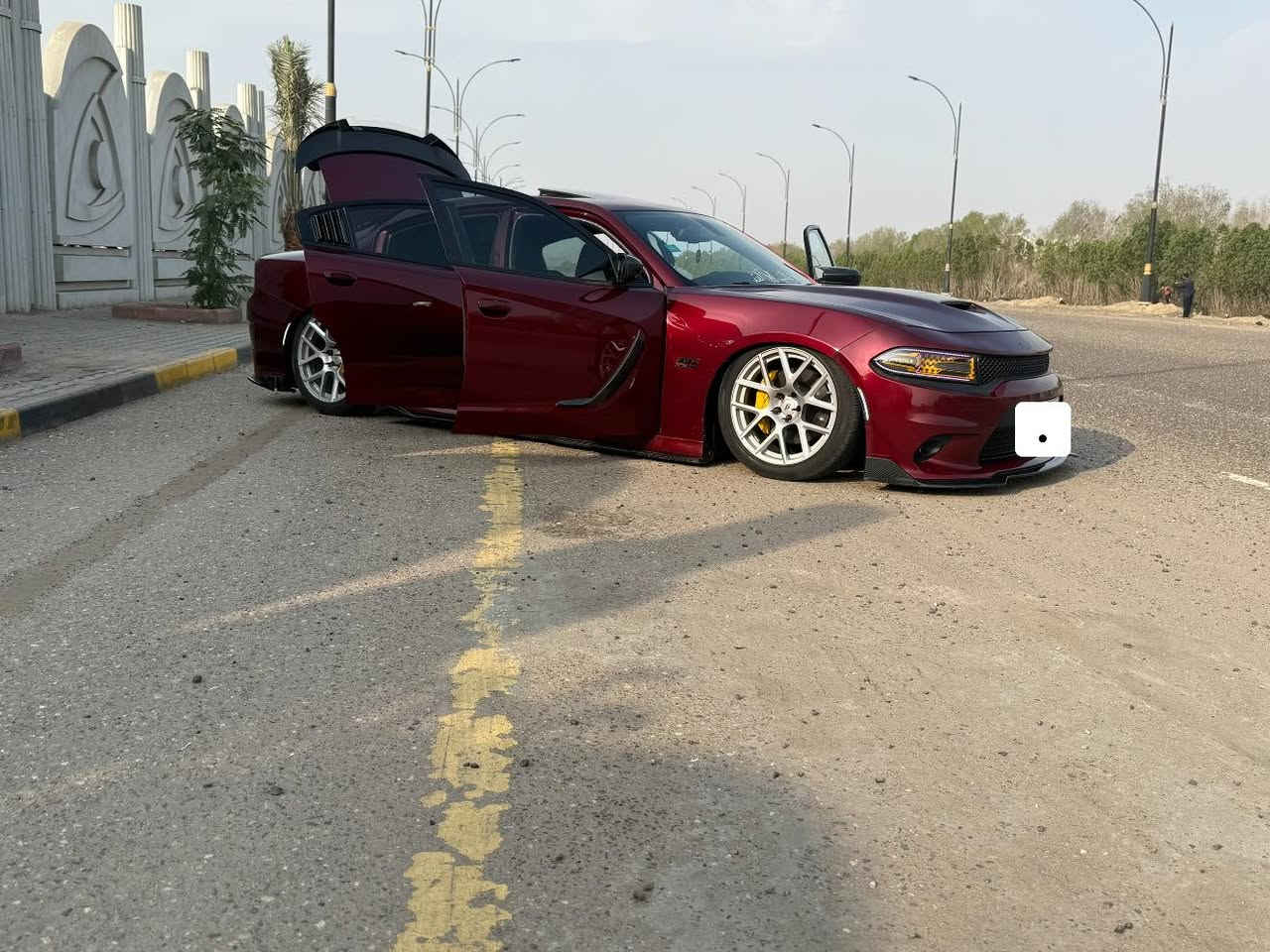 سلام عليكم
سكات باك 6.400🐝 دوج جارجر
سياره محتاجه خيال 💭
حادث قطعتين صبغ جاملق مع بنيد صور الحادث موجوده بلمنشور 
السياره فتحه كشن حضن تدفئه دركه تدفه
كشن كهرباء تحكم ستيرن شفتات هيتر مري
سياره جديده 
الاضافات العليها
داون بايب سل ستيل 3 انج
جوبلس اس ثري 3 كات باك المعرف لايعرف
دبات موبار وكاله اسود 
تفريغ البالك مع طلقات نغمه ولا غلطه
بوابات ريموت مرور ما مرور انسه
لد متحرك 360 حركه جميع الالوان 
ولف حماوه ريسنك شرط وكاله وبعده بضمان
برمجه البطل مصطفى ايكل🤍 اولاين فتح عقل دوانص مراوح شرط حماوه 85 العزم يخوف 🖤
كت كامل كاربون لحيه + دفيوزر خلفي لد متحرك + كفر مري بات مان + سكوب بوب +سكوب مثلث + دوس اس ارتي +زعانف دعامه خلفي كله كاربون 
 
شاشا كار بلي🪬

سياره ما متعوبه ماشيه 9 مايل 
 أبرز مواصفات دودج تشارجر سكات باك 2023 النداء الاخير 
لون مميز كرزي🍒 🍒♥️

 الأداء والمحرك

• المحرك: محرك 6.4 لتر HEMI V8 بالتنفس الطبيعي.

• القوة الحصانية: حوالي 485 حصاناً.

• عزم الدوران: حوالي 644 نيوتن متر (475 رطل قدم).

• ناقل الحركة: أوتوماتيكي ثماني سرعات (TorqueFlite).

• نظام الدفع: دفع خلفي (RWD).

• نظام العادم: مزدوج عالي الأداء مع صمام نشط لإصدار صوت مميز.

 المكابح والتعليق

• المكابح: نظام مكابح بريمبو (Brembo) عالي الأداء بأربعة مكابس في الأمام والخلف 

• التعليق: نظام تعليق رياضي مضبوط (Sport-tuned suspension) لتعزيز الأداء والتحكم.

• أوضاع القيادة: تتيح لك تخصيص إعدادات المحرك، وناقل الحركة، والتوجيه، والتعليق.

 المواصفات الخارجية

• التصميم: تصميم عضلي جريء ومميز لفئة سكات باك.

• الشبك الأمامي: شارة Scat Pack المميزة.

• الجنوط: جنوط ألومنيوم قياس 20 إنش بتصميم خاص لفئة سكات باك (قد تختلف حسب الحزمة).

• الواجهة الأمامية: غطاء محرك رياضي مع فتحات تهوية وواجهة أمامية مميزة (تختلف عن فئات SXT و GT).

• الإضاءة: مصابيح أمامية وخلفية بتقنية LED. متحرك 360 حركه

 المواصفات الداخلية والتقنيات (فئة "نص فل" أو ما يقاربها)

• المقاعد: مقاعد رياضية (عادة من القماش عالي الأداء مع "Scat Pack Bee")، وغالباً ما تشمل خاصية التدفئة و للمقاعد الأمامية في هذه الفئة.

• التكييف: تحكم أوتوماتيكي مزدوج في المناخ.

• شاشة الترفيه: نظام Uconnect بشاشة تعمل باللمس قياس 8.4 بوصة (أكثر شيوعاً في هذه الفئة).

• الاتصال: دعم Apple CarPlay و Android Auto.

• العدادات: شاشة عرض رقمية لمعلومات السائق قياس 7 بوصة في لوحة العدادات، تعرض معلومات الأداء (مثل مقاييس الأداء SRT/Scat Pack).

• المقود: مقود  بالجلد مع أزرار تحكم وتدفئة (غالباً).
 
سعر 280$ وبيها مجال لطيبين

رقم بغداد مشروع وطني وين ميعجبك تتحول

عنواني بصره حي المهندسين

للستفسار ***********
اسف ع الاطال الكلمه الطيبه صدقه
