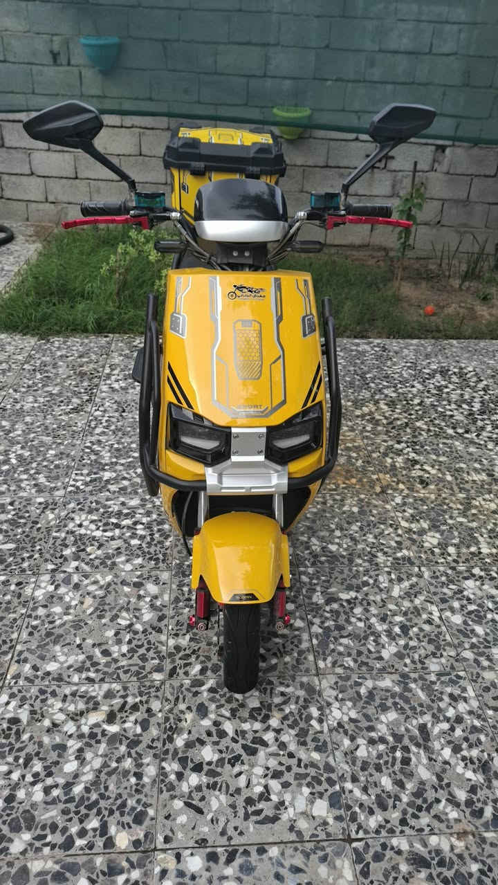 تشغيل على تطبيق الهاتف
مثبت سرعة
رجوع خلفي(بك)
إشارة رباعية
ام بي ثري
بطارية عدد ستة 32 امبير 
صندوك حجم كبير 62 لتر 
محرك نحاس 2000 واط
بريكات امامي وخلفي دسك رياضي 
درع حديد على داير الدراجة
سرعة الدراجة 140
سعرة الدراجة قفل 800 الف
سعر الجديدة تقريبا مليون و 200
فقط الشراي يتصل اول يراسل واتساب
*********** 
بكاني البصره الشعيبة
