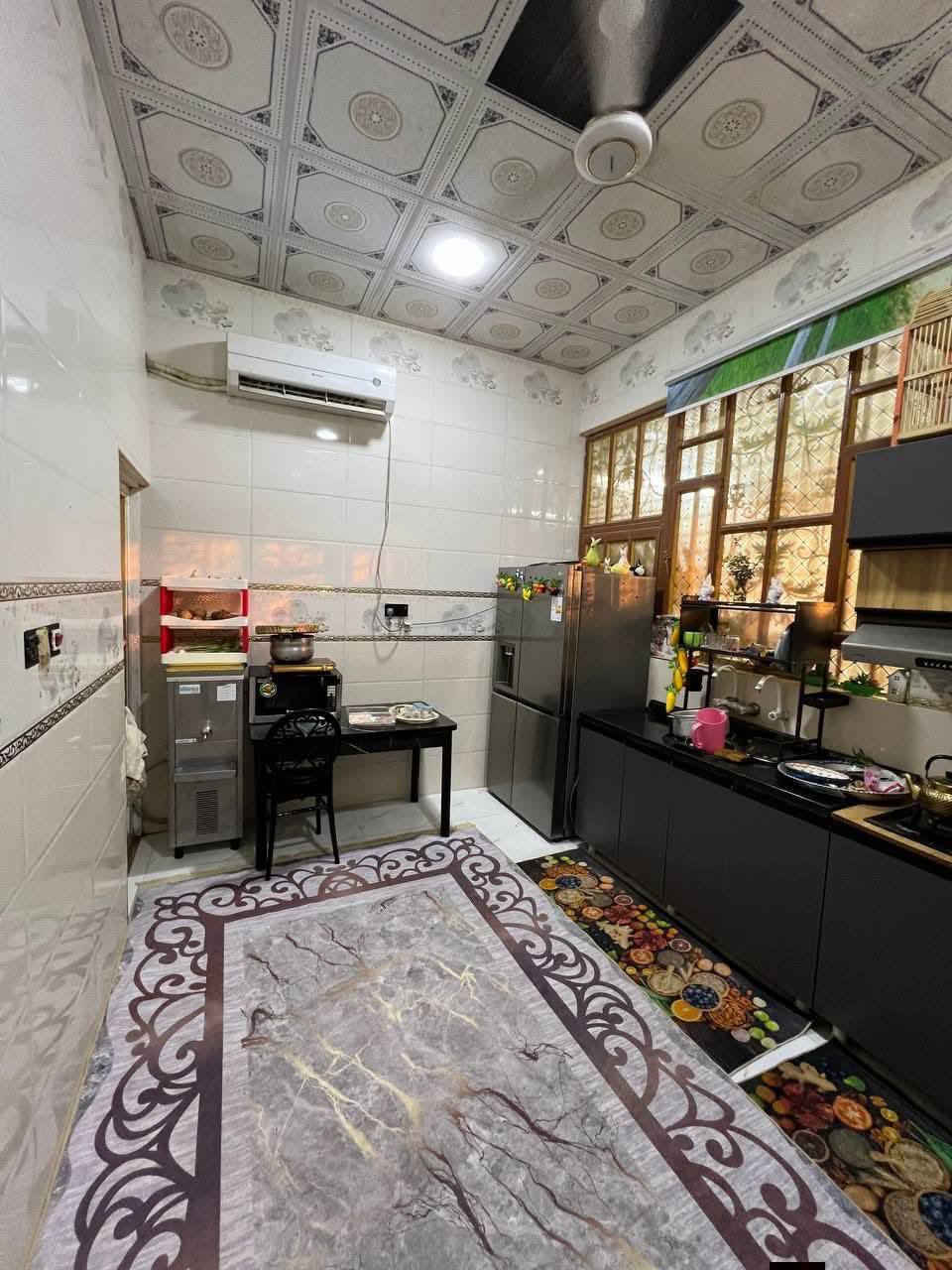 #يتوفر_بيت_مساحه250م_مع_حديقه_مساحه
بناء البيت 150م طبعن البيت بناء حديث ويحتوي 
على 3غرف نوم غرفتين جوه وغرفه فوك صاله كبيره واستقبال  ومطبخ وصحيات داخليه وخارجيه شغل البيت جبس بورك شغل متعوب علي والبيت كلش مرتب يقع على شارع تبليط 10م نوع العقار طابو صرف مالك عراقي نموذج 25 السعر المطلوب 130بي مجال العنوان ابي الخصيب العوجه شارع حسينه الانوار
***********
