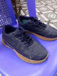 عندي 18 حذاء بيهن جدد مشترييهن بس مستخدمهن قليل وبيهن باله حول18 واحد ...