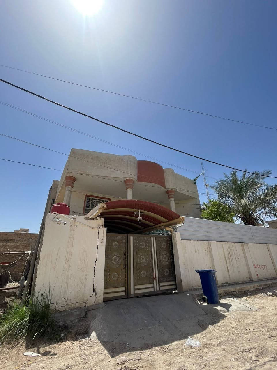 السلام عليكم 
الموقع: بابل شارع المهندسين شارع أم البنين  أول فرع على اليمنه من جهة المهندسين 

مساحة البيت 300 
يحتوي الطابق الأرضي على طارمة + مطبخ حار وبارد 
غرفتين + صالة كبيرة + صالة صغيرة 
ومطبخ حار وبارد ومجمع صحيات 
الطابق الأول يحتوي 3 غرف وصحيات + وغرفة صغيرة مخزن ..وسطح 
ودرج سطح عالي 

للاستفسار على الرقم 
***********
