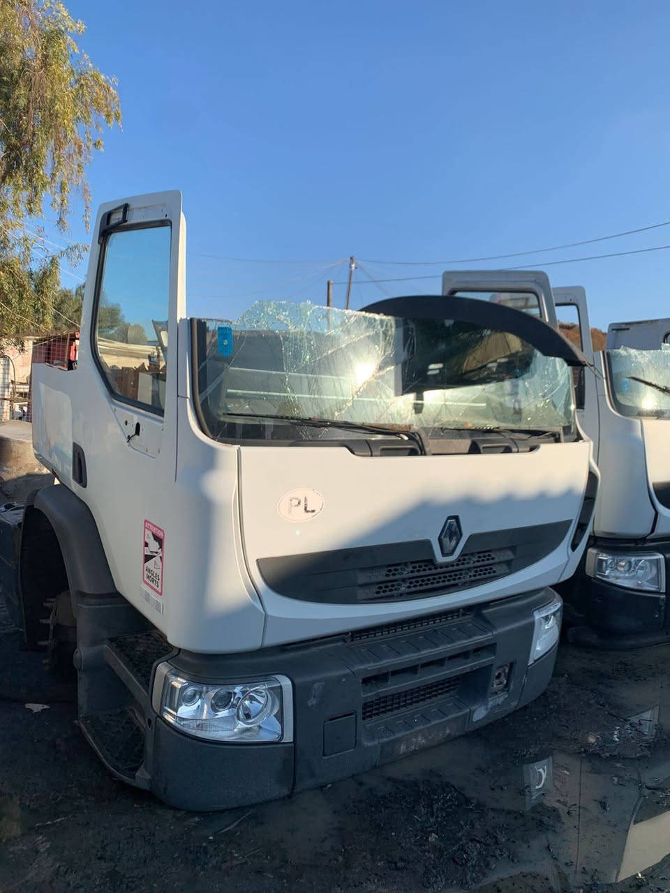 ٤ قطع رينو بريميوم ٢٠١٠ مقطوعة سكراب لبيع مع كامل غراظه سعر القطعة ٨٥ ورقة .....واتساب ***********
