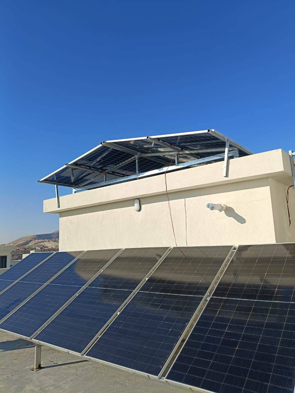 منظومة جديدة محافظة دهوك - فيلل ماربيلا 
تم اليوم الانتهاء من نصب منظومة شمسية high voltage في محافظة دهوك - فيلل ماربيلا للدكتورة لمى جلال حسن .  

منظومة هجينة بدون بطاريات تعمل اون كريد في الوقت الحالي مع امكانية اضافة بطاريات في المستقبل . تعطي المنظومة 45 امبير وارجاع الفائض الى الكهرباء الوطنية 
- انفيرتر هجين سوفار 10 كيلواط جهد عالي ضمان 5 سنوات 
- الواح 620 واط دبل وجه عدد 20 ضمان 12 سنة 
- حديد مغلون 
- واي فاي ،تحكم ومراقبة عن بعد .

 مكتب طاقة لنصب وتجهيز الطاقة الشمسية  
*********** 
*********** 
***********
:
#طاقة_شمسية
#طاقة_نظيفة
#HighVoltage
#Sofar
#OnGrid
#دهوك
#فيلل_ماربيلا
#الطاقة_المتجددة
#مكتب_طاقة
#SolarEnergy
#RenewableEnergy
