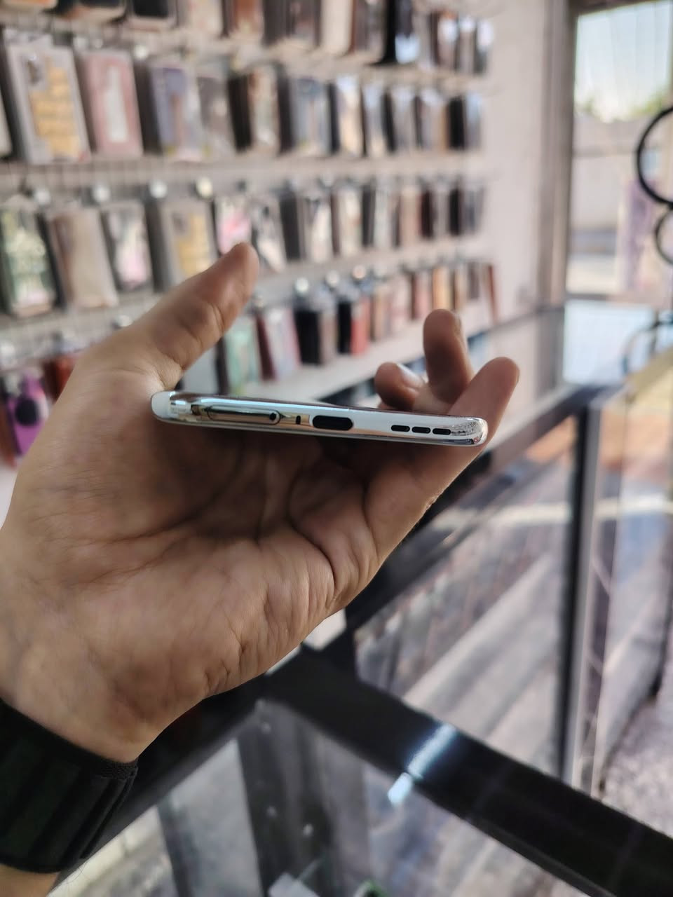 تكنو سبارك 40برو بلاس ذاكره 256 جهاز اخو جديد بس بي فطر بسيط بشاشه موضح بصوره ومخليله لزكه طبيعي مماثر لالمس ولامفتوح جهاز بدون ملحقات. فقط جهاز السعر 200 بي مجال بسيط حك جيه للمحل توصيل ماعندي انتبه اخي توصيل ماكو مكاني بغداد جسر ديالى القديم مكتب المصطفى ***********
