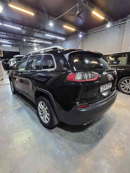 جيب بزون لاتيديود موديل ٢٠١٩
حادثها امامي بس البنيد معمر و مصبوغ الباقي ما مصبوغ 
تبريد قطعتين 
٦ سلندر
تركيب عدسات لايت زنون لان الاصلي ناصي
تبريدها ثلج 
السيارة نظيفة وبيها تراي وين ما تريد
رقم انكليزي جديد بأسمي وهزة جديدة
بيها رصعات بمكانات محددة 
***********
150$ 
وبيها مجال للشراي
سبب البيع اريد سيارة ٧ راكب لان العائلة كبرت
