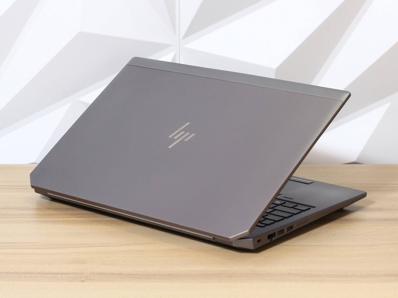 HP Zbook 
لابتوب HP ZBook G5 فئة H
💻 خيار ممتاز للمهام القوية والتصميم والبرامج الهندسية!
المواصفات:
✨ Intel Core i7-8850H
✨ رام 32 GB
✨ SSD 512 GB
✨ كرت شاشة NVIDIA Quadro P1000 4 GB
✨ شاشة 15.6″ FHD
🔋 بطارية ممتازة من 2-5 ساعات
الحالة: ممتازه 
📦 قطعة واحدة متوفرة فقط
مثالي لـ:
✔️ التصميم الهندسي
✔️ المونتاج والأعمال الاحترافية
✔️ تشغيل برامج 3D-CAD وAdobe بسلاسة
🎁 الهدايا المرفقة:
ماوس
ماوس باد
حقيبة
شاحن أصلي
🛠️ الضمانات والخدمات:
فحص كامل قبل الإرسال
فحص كامل قبل الاستلام والدفع
ضمان 10  أيام استبدال عند وجود خلل مصنعي
جاهز للاستخدام المباشر
📍 الموقع: بغداد الأمين الثانية
📱 للتواصل واتساب: ***********

💰 السعر السابق : 620 الف 
السعر الحالي اخر قطعه: 600 الف فقط

