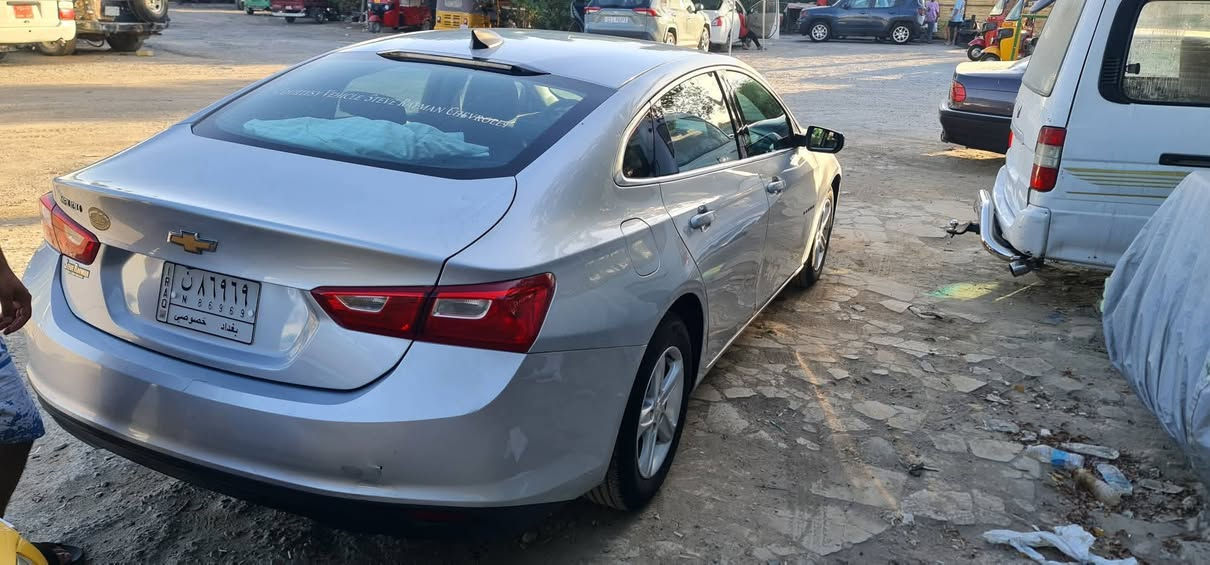 السلام عليكم 
ماليبو ١٩ للبيع السيارة كلين مابيه حادث نظيفة جداا 
رقمه بغداد رقم حلوو بأسمي السياره اني مستورده 
حادثه موجود بالصور ماشيه السياره ٥٩ كيلو 
للتواصل على الرقم ***********
