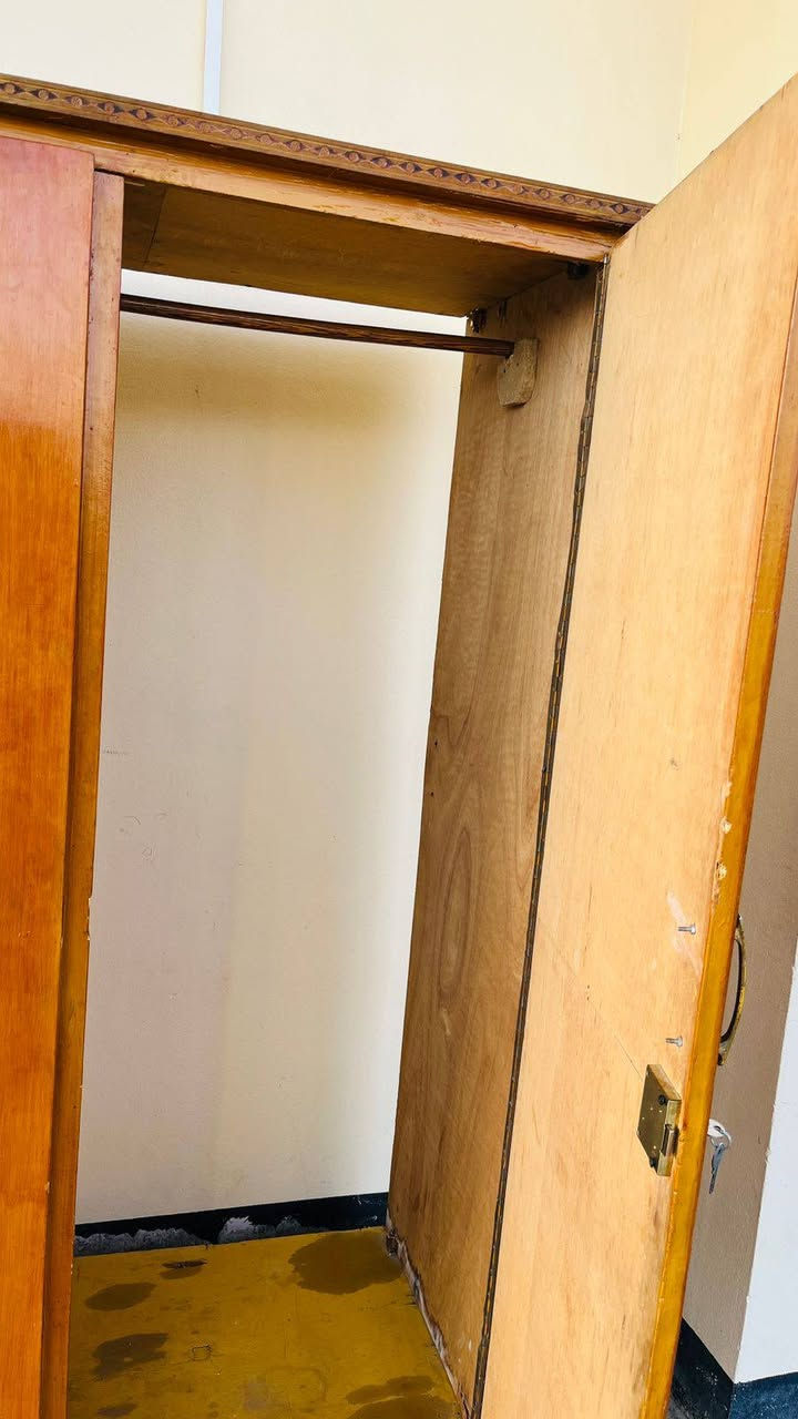 السلام عليكم يوجد كنتور للبيع خمس بوب طابق واحد السعر 250 وبي مجال الستفسار على هاذ الرقم ***********
