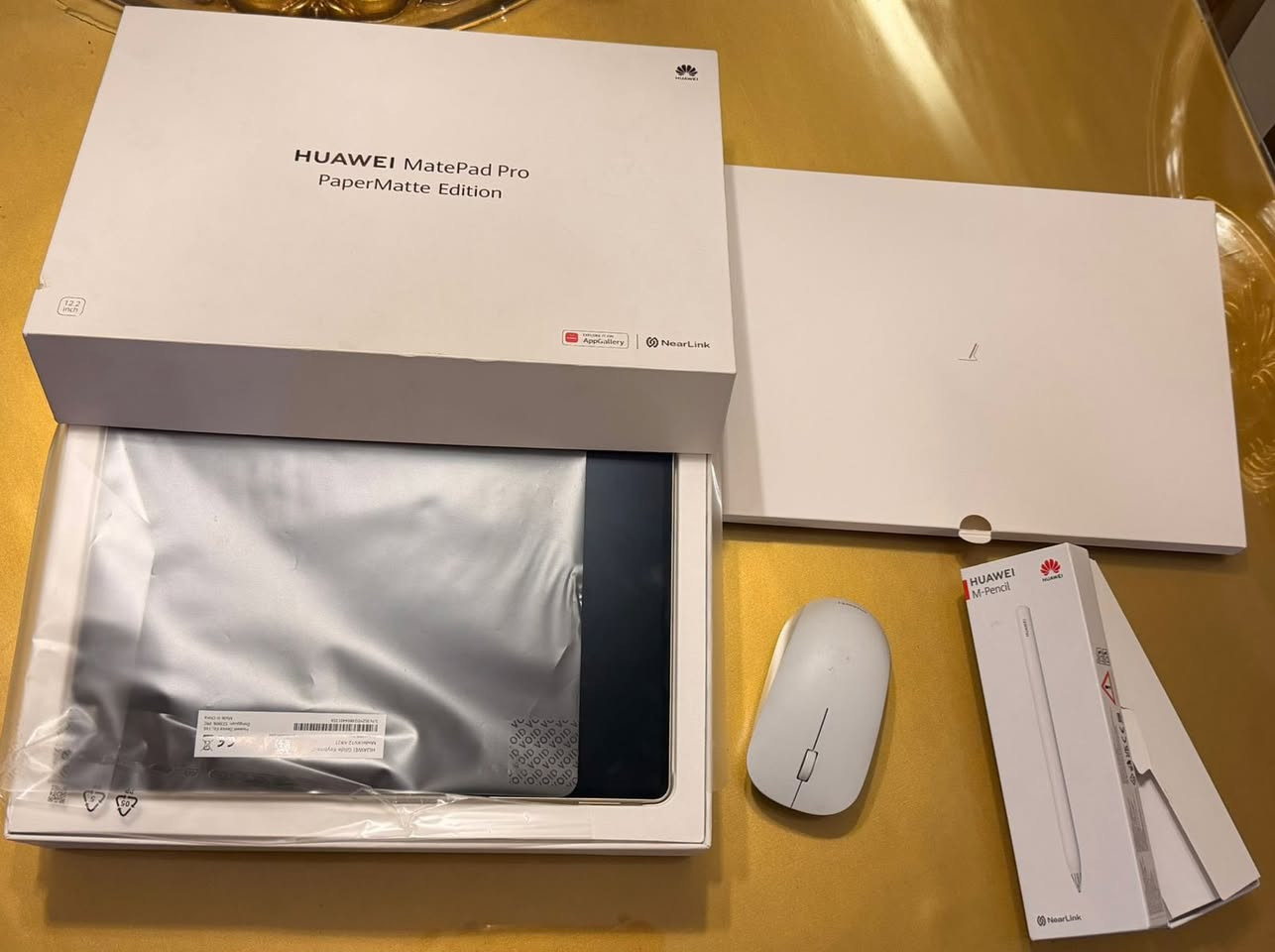 🚨🚨 للبيع فرصة لا تتكرر 🚨🚨
🔥 Huawei MatePad Pro 12.2 
فئة ميت باد برو بحالة ممتازة جداً

✨ أهم نقطة :
🛡 الجهاز داخل الضمان الرسمي مال الوكالة ولمدة 4 أشهر كاملة

✔️ يعني تشتري وانت مرتاح ومضمون والجهاز جديد جداً شخط مابيه 

المحتويات:
✔️ الكيبورد الأصلي
✔️ الشاحن + الكيبل
✔️ العلبة كاملة
❗ فقط القلم مفقود وسعر الجديد مو المستعمل 50 الف فقط 

جهاز نظيف جداً واستعمال قليل ، فرصة للّي يريد جهاز هواوي ميت باد برو بسعر مناسب وداخل ضمان رسمي .

💰 السعر: 925,000 الف دينار عراقي قابل للتفاوض 

📍 العنوان: مجمع بوابة العراق مقابل متنزه الزوراء


**إذا كنت صاحب هذا الإعلان وتريد حذفه لأي سبب، رجاءا أرسل رسالة إلى الدعم الفني**