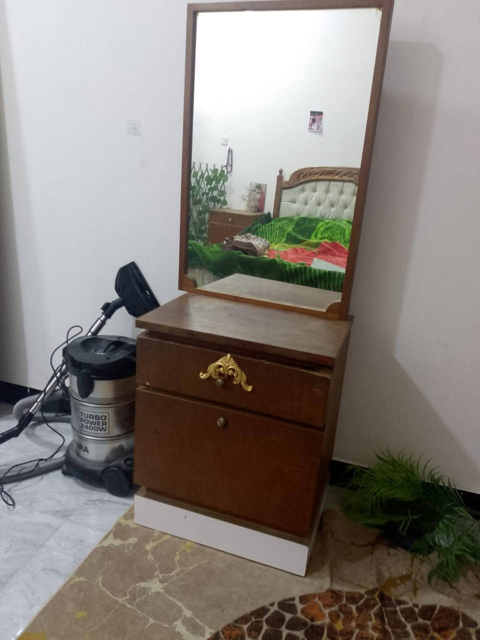 غرفة اخشاب عراقي للبيع بدون دوشگ السعر 300 الف وبيها مجال ...للتواصل واتس اب ***********
