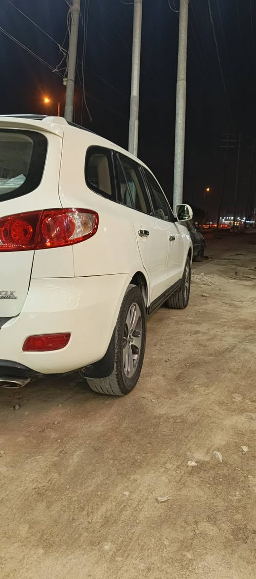 سنتافي موديل 2009سياره جاهزه فول موصفات عده البصمه هزه جديده رقم نكليزي تخم تاير جديد مكينه وكير عل شرط 6سلندر وراد خليجي  تبريد خير من الله حداديه بجيس بيه قطعه صبغ فقط سعرها 135 وبيها مجال***********
