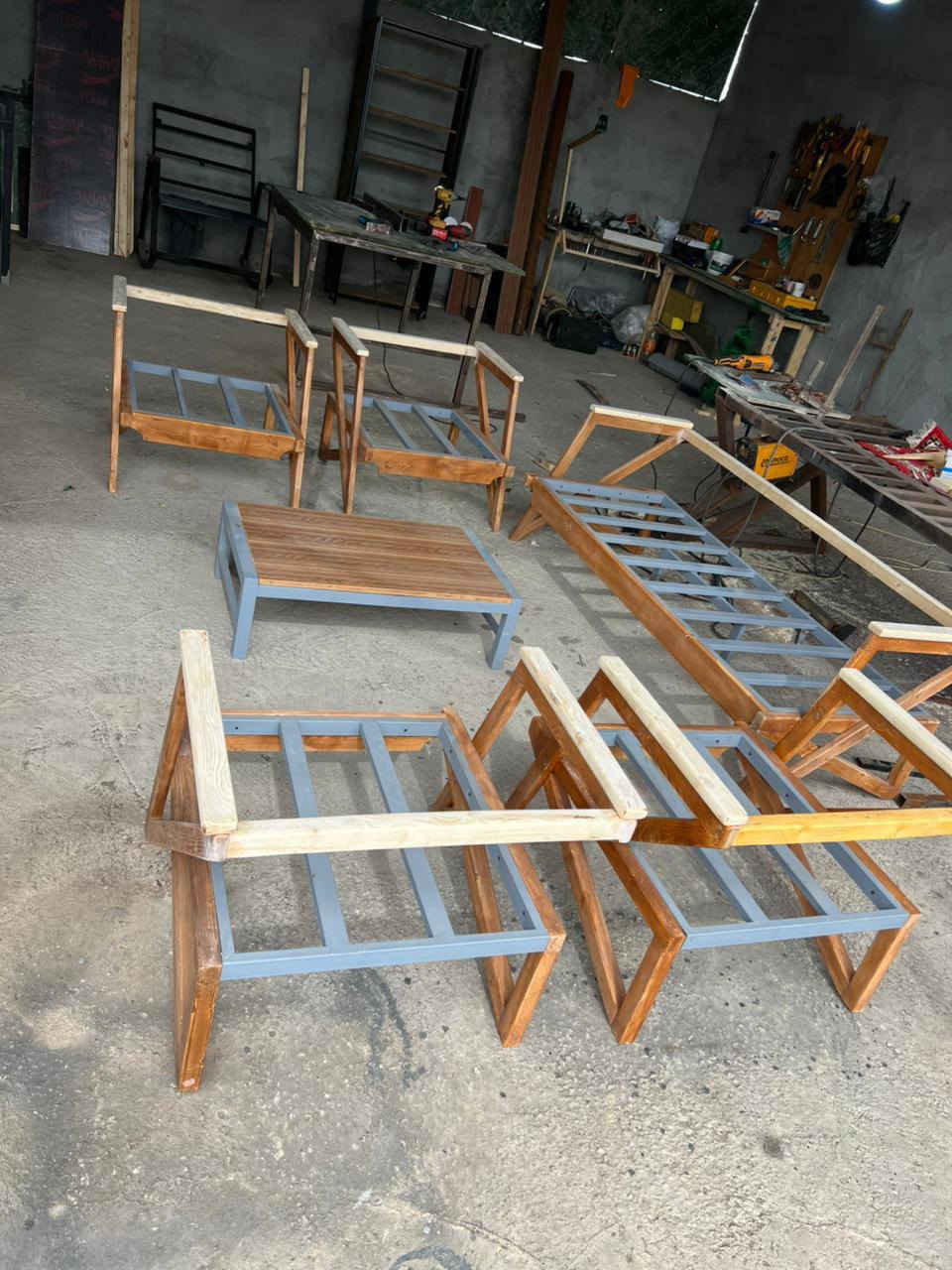 🛋️ جلسات مودرن - فخامة الصنع العراقي اليدوي 🇮🇶
جدد حديقتك أو صالة بيتك بأجمل التصاميم العصرية! نقدم لكم جلسات (Z-frame) التي تجمع بين المتانة الفائقة والتصميم الراقي، شغل يدوي عراقي ١٠٠٪؜ وبمواصفات خاصة.
✨ مميزات العمل:
• الحديد: نستخدم الحديد الأصلي المتين لضمان قوة الهيكل وتحمله للأوزان العالية.
• الخشب: إطارات من الخشب الطبيعي المميز بلونه الدافئ ونقشاته الجميلة التي تعطي لمسة طبيعية خلابة.
• الدوشمة: دوشمة راقية جداً وتصميم مريح للظهر والجلسة، بدون أحزمة وسطية لمظهر أكثر ترتيباً وأناقة.
• القماش: نستخدم أقمشة درجة أولى، تم اختيارها بعناية لتكون سهلة التنظيف وتتحمل الاستخدام المستمر.
🚚 التوصيل والمعلومات:
• العنوان: بغداد - جسر ديالى.
• التوصيل: متوفر لجميع محافظات العراق (مع احتساب أجور التوصيل).
📞 للحجز والاستفسار:
يرجى التواصل معنا عبر الاتصال المباشر أو مراسلتنا على الـ واتساب:
👉 ***********
