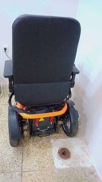 كراسي متحركة عدد اثنين مستعملات شي قليل  واحد كبير والثاني ازغر بقليل ...