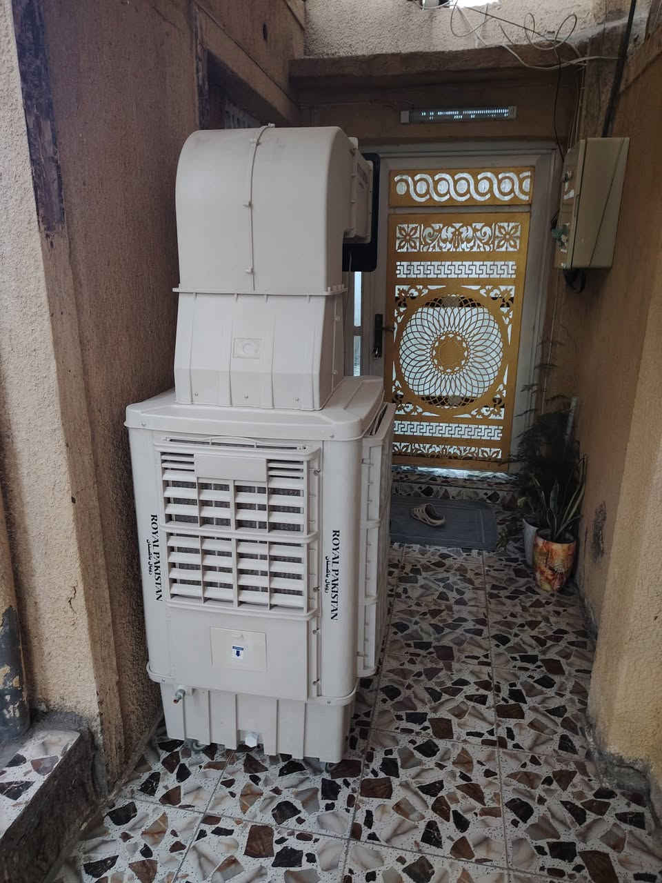 السلام عليكم مبردة أخت الجديدة ونضيفة جدا السعر ٢٥٠ ألف مكان حي العامل واتساب ***********
