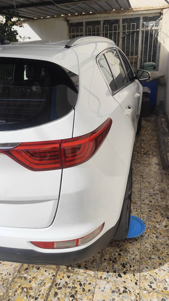 السلام عليكم كيا سبورتج  الموديل 2016 اربيل السياره ماشي 126 وبيها بارد باب السائق وباب الخلفي عكس السائق هم بارد وزارع لها عدسات السياره جاهزه اي نقص ما بيها مكان السياره ببغداد حي القاهره السعر 165 دولار للاستفسار ***********
