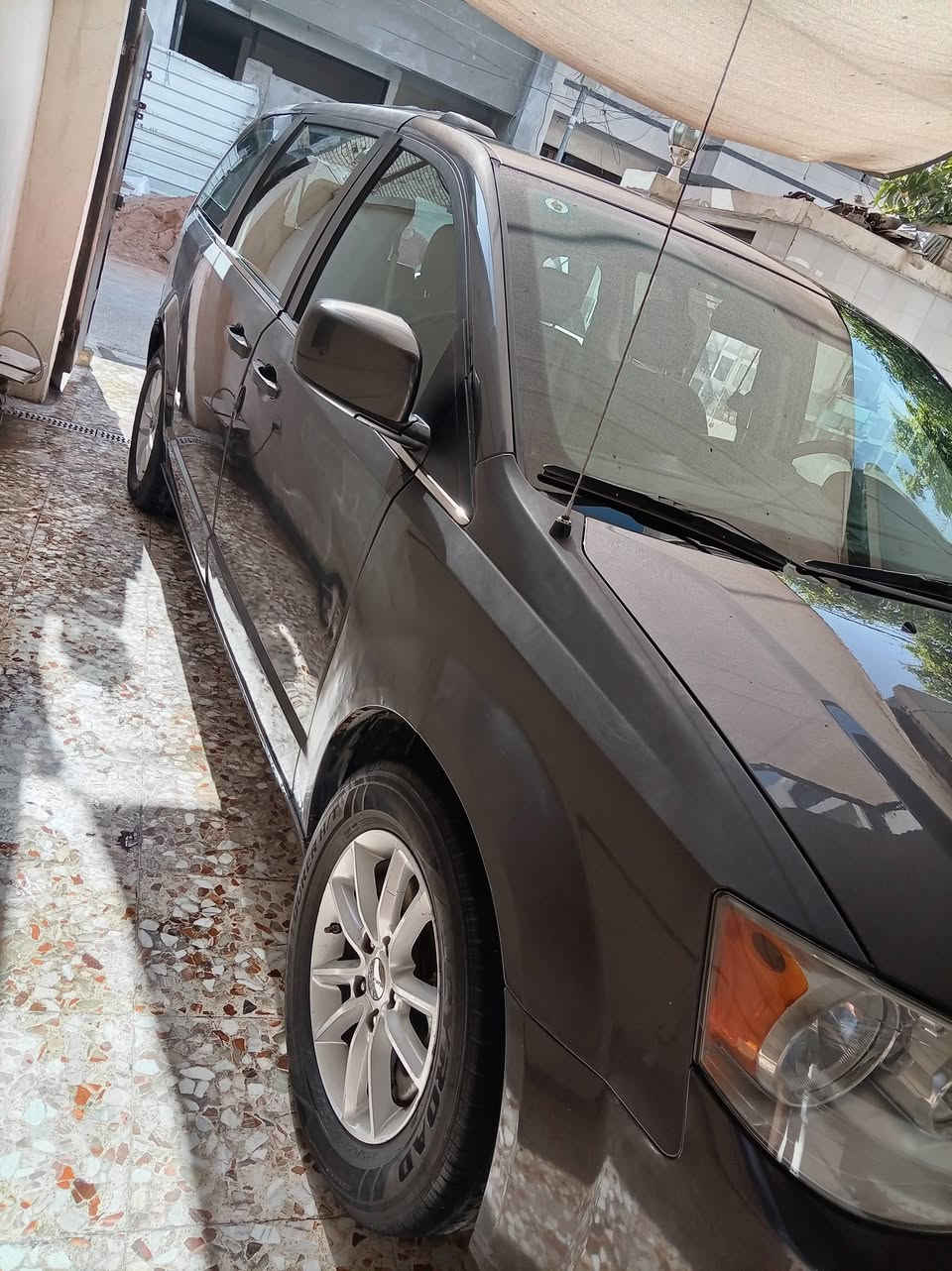 السلام عليكم دوج كرفان موديل ٢٠١٨ حادثها جانبي صبغ بابين وجاملغ امامي بجمها كبس سياره وهنا بلعراق صار بيها طخه بلجاملغ الخلفي موضحه بلصور وبيها شخوط وتكحيل موضحه بلفديو باب السايق مكانها بغداد حي الإعلام سعرها ١٨٢ بيها مجال للشراي ***********
