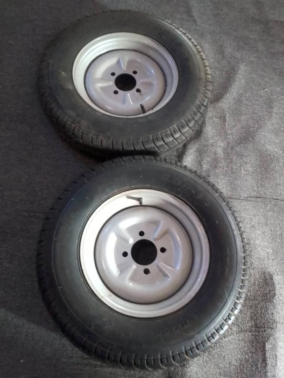 تايرات جدد هنه وويالتهن   السعر 80وبيهن مجال 
الرقم***********
