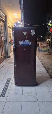 مرحبآ ثلاجة ماركة اوكما حجم 28 قدم اكبر قياس شغالة وظمان بشغلهة نظافته...