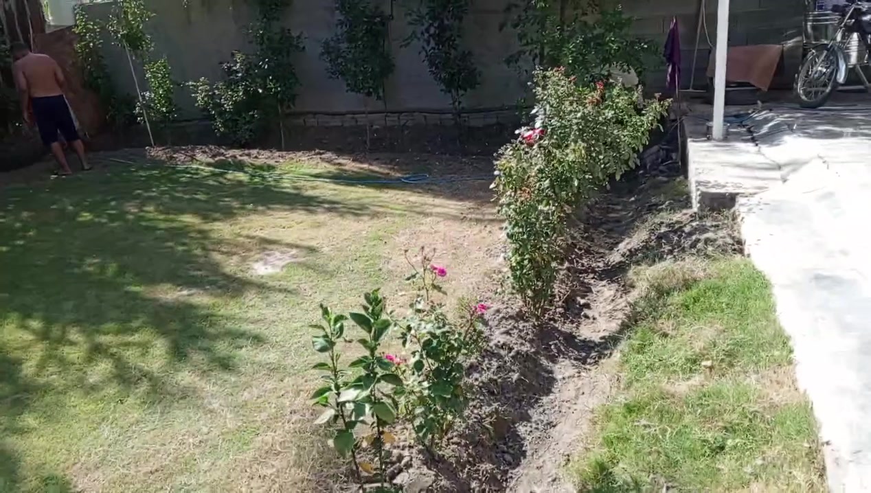 السلام عليكم اخوان بيت معه حديقه المساحه 450م سند 25 إقرار محكمه تحويل مباشر بناء جديد كربلاء الحسينيه منطقه الشاهر مباشر وجه عل تبليط يبعد عن الامام 15 كيلو تقريباً  الاستفسار الاتصال ***********
