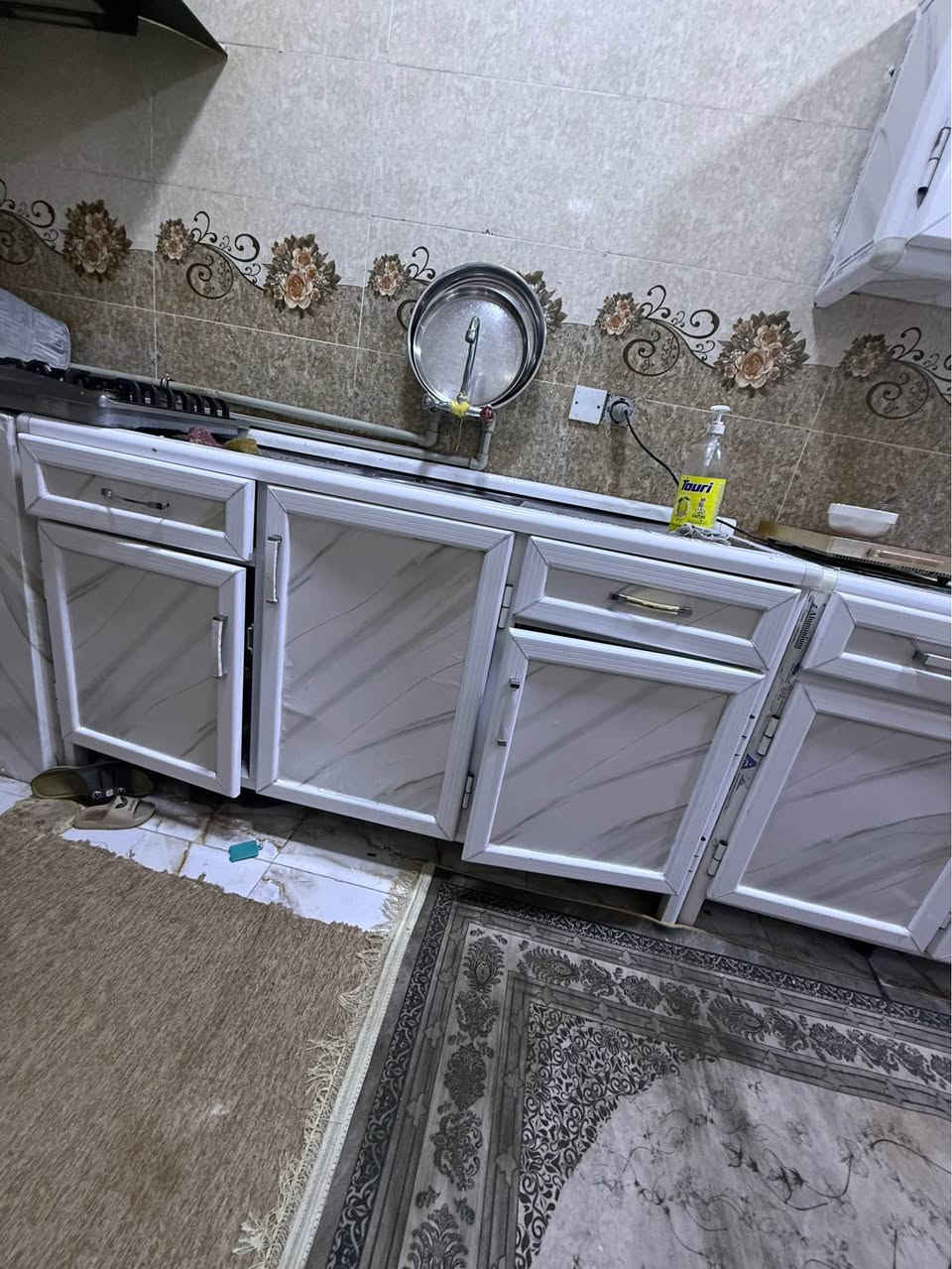 كاونتر ألمنيوم نظيف جدا مغلف باللون الأبيض الطول ٣م ونص والسنك طولة متر ونصف السعر ٣٥٠ وبي مجال 

الي يفيدة يتصل على *********** كركوك, العراق
