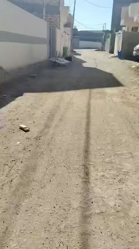 السلام عليكم قطعه ارض زراعي سند 25  المساحه 110 متر الواجه 11 الموقع تنزل من جه الكورنيش شارع المشروع الاول شارع الغسل اول شارع تبليط متوفر ماء كرباء اعمده اناره الوصف الثاني من شارع بانزين خانه بته 
السعر 70 مليون 
للاستفسار ***********
