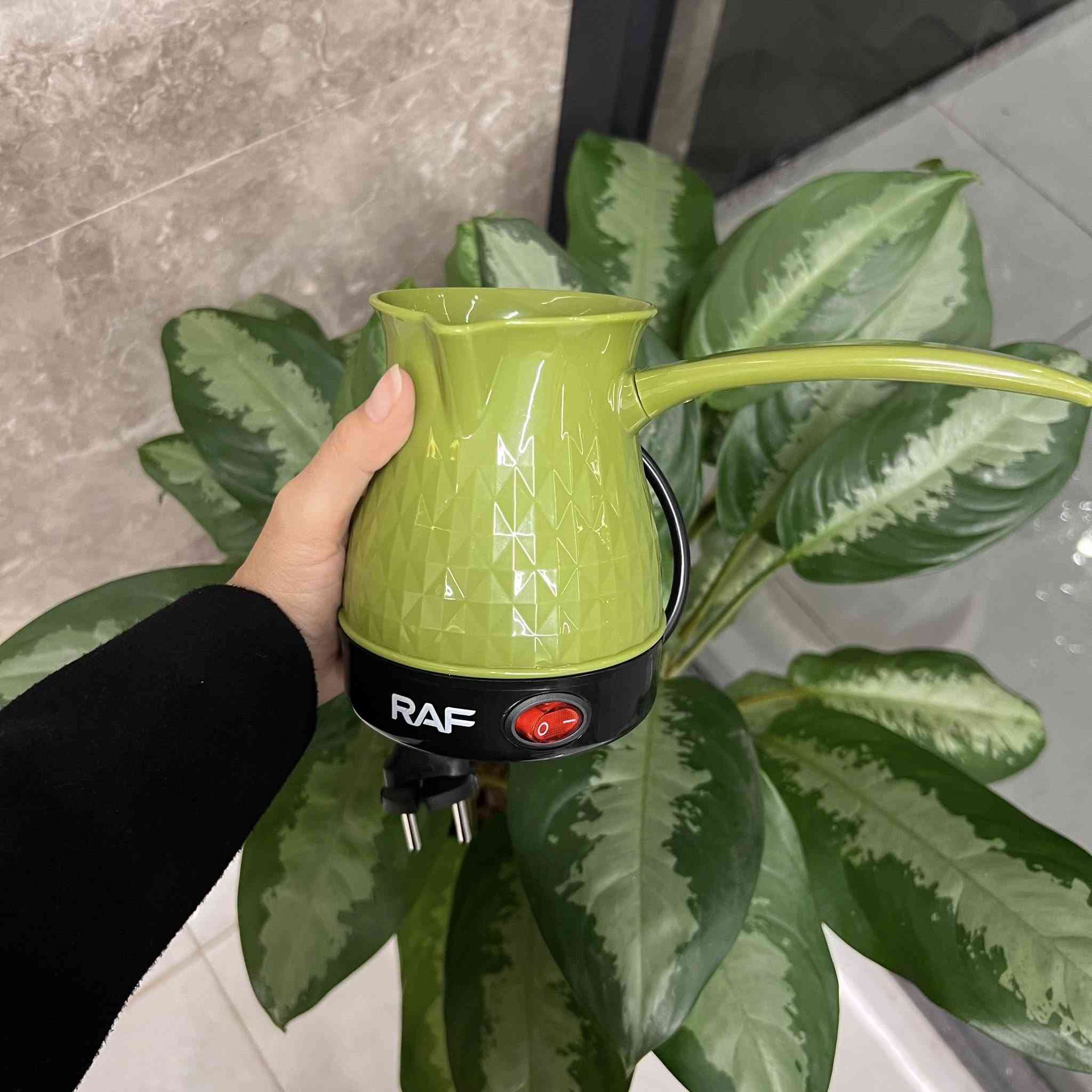 اضغط على الرابط للحجز أو راسلك الصفحه https://rolemall.com/?strung=9CLr4wagootquality12293

- غلاية القهوة الكهربائية RAF R.157 هي الحل المثالي والسريع لعشاق القهوة التركية الأصيلة، في المنزل أو المكتب.

. تحضير سريع: بقوة 500 واط ، تقوم الغلاية بتسخين الماء بسرعة وفعالية للحصول على قهوة مثالية في دقائق.

. سهولة الاستخدام: تتميز بتشغيل بسيط بزر واحد مع مؤشر ضوئي يوضح حالة التشغيل (ON/OFF knob with light).

. تسخين متساوي: مصممة لتوزيع الحرارة بشكل موحد، مما يضمن طعم قهوة غني ومثالي في كل مرة.

. تصميم عملي: تأتي بتصميم مدمج وخفيف الوزن، مع مقبض مقاوم للحرارة لسهولة الحمل والاستخدام الآمن.

. سهلة التنظيف: بفضل تصميمها البسيط، يسهل تنظيفها والحفاظ عليها صحية وعملية.

. متعددة الاستخدامات: يمكن استخدامها أيضاً لغلي الماء أو تحضير الشاي والمشروبات الأخرى.


**إذا كنت صاحب هذا الإعلان وتريد حذفه لأي سبب، رجاءا أرسل رسالة إلى الدعم الفني**