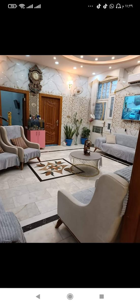 البيت طابو زراعي 2غرف نوم واستقبال الضيوف ومطبخ البيت مسلح بناء طابوق الأرضية رفت مرمر الكهرباء والماء والمجاري درجة اولى والعنوان ابو صخير حي مطاط شارع العلوي سهام المحنة بالفرع  ورقم الهاتف ***********
