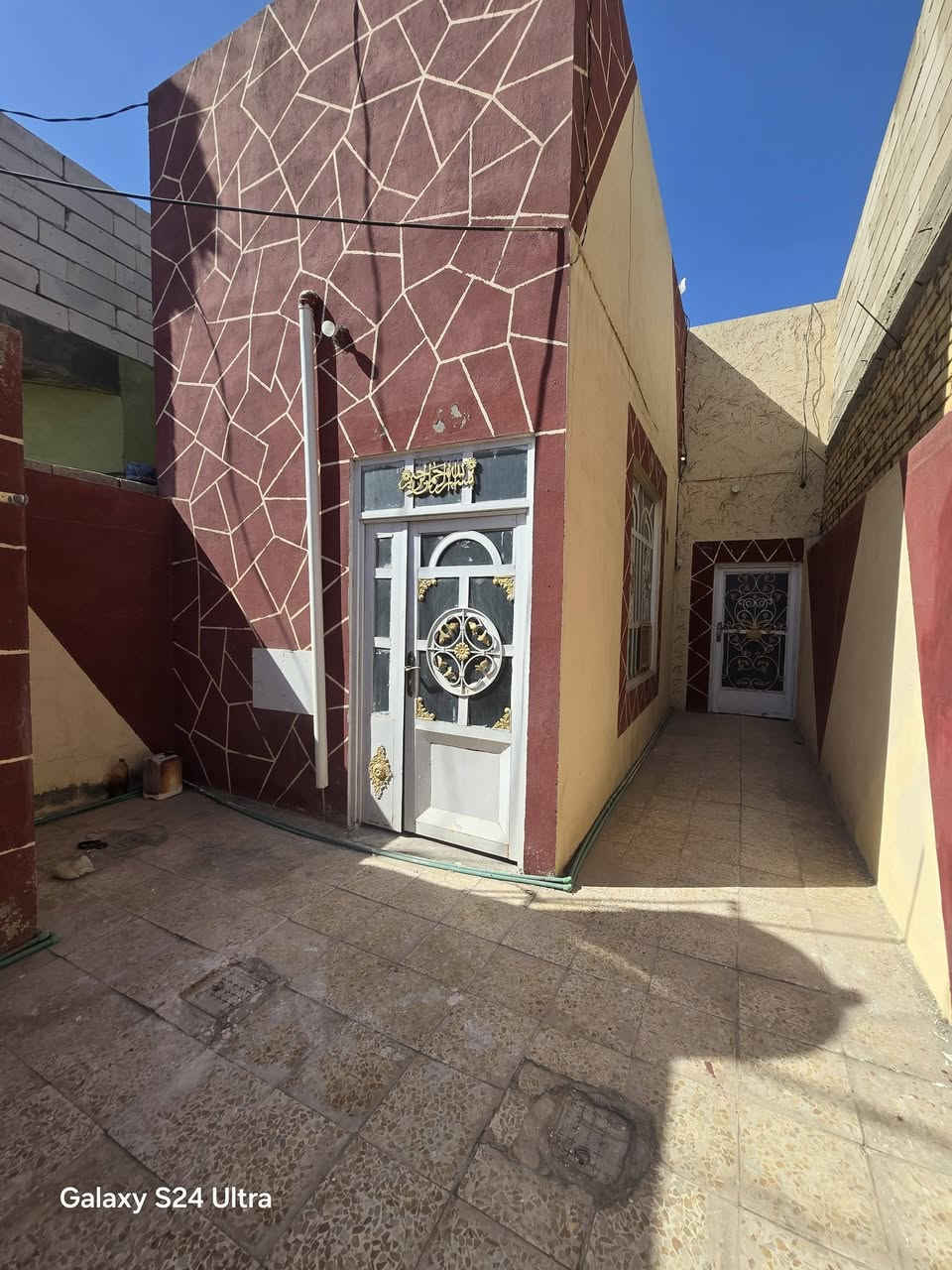 بيت لبيع بشارع المطار القديم خلف اسواق الامير المساحه ١٠٠متر يحتوي على غرف ٢ وصاله ومطبخ وستقبال ومكشوفه وصحيات وطارمه السعر ٢٥ وبي مجال مكتب بركات ام البنين قرب اسواق فدك للستفسار ***********
