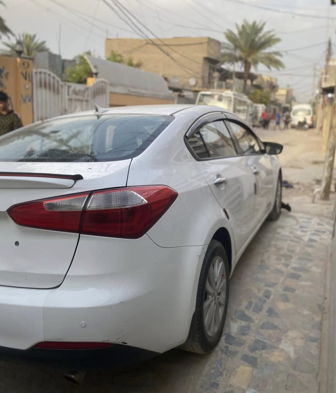 مساء الخير كيه سيراتو ٢٠١٤ خليجي 
مكينه ١٦٠٠ دوش سياره مال جناي وجاهزه 
كير مكينه تبريد خير من الله تخم تاير خير من الله 
سياره بيه صبخ فقط جاملخين وبنيد بدون دواخل بدون ايرباك لغود شواصي كفاله 
سياره رقم بغداد نكليزي بسمي مكاني بغداد كفائات السيديه *********** السعر ١١٣ بيه مجال بسيط
