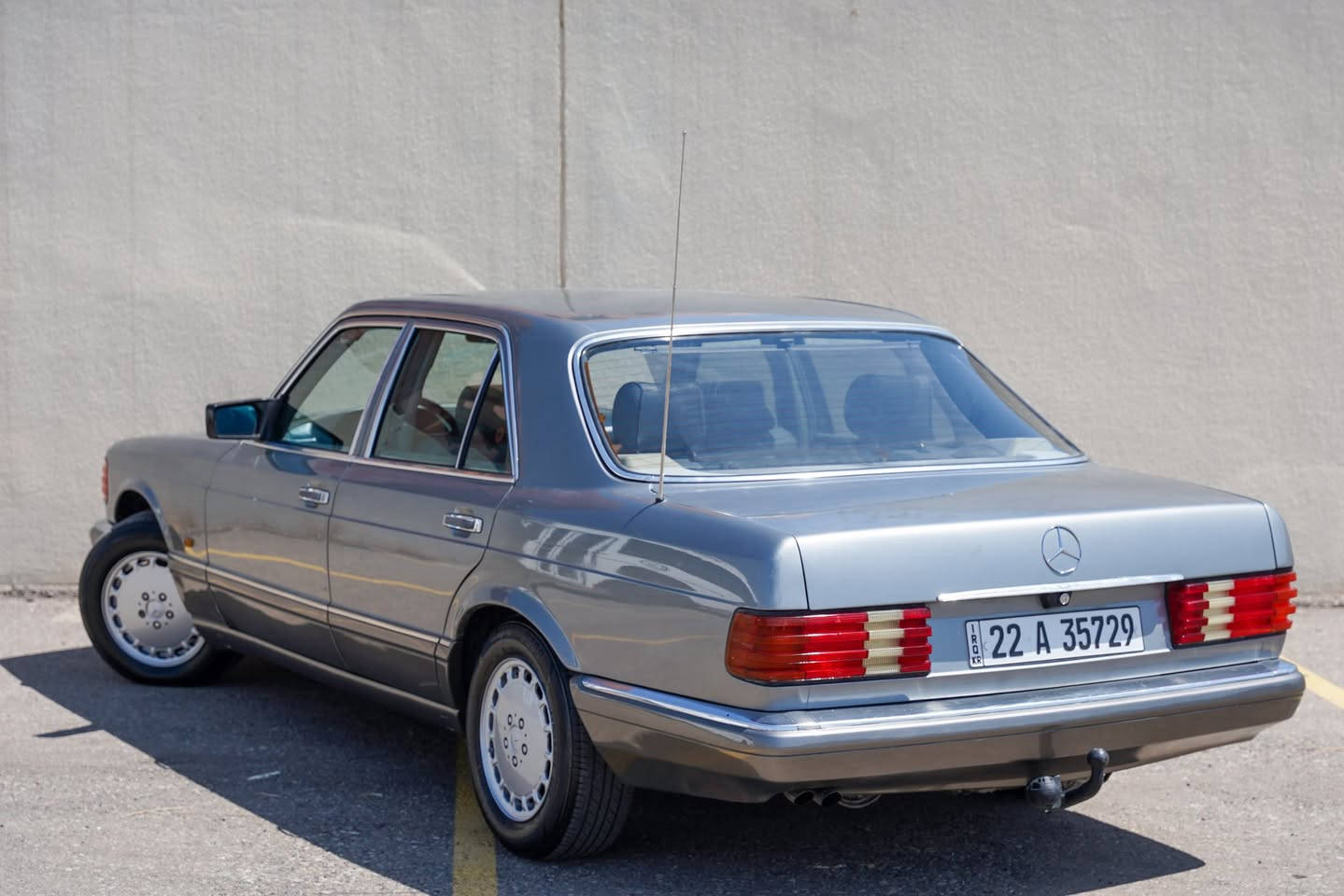 فوووول مواصفات / full option
Mercedes-Benz W126 300SE V6
اللون _ سلفر. 1988 . 
رقم اربیل أصلي قديم . اربیل  .
1_ كروز سرعة . مثبت سرعة .
2_ دبل هورن . دبل فيت بمب .
3_ أريل كهربائي ويا السويج .
4_  سلايت طكتين . 
5_ كشنات رصاصي جلد  .
 6_ دركة ستيرن ايرباك وكهرباء .
7_ جام 4 كهربائي .
8_ غرفة جلد لون رصاصي. 
9_ منظومة بانزين جديد .
10_ تخم تايرات جديد .
11_ باتري 100A جديد .
12_ صبغ جمالية .
13_ مكان السيارة اربيل.
ملاحظة / كير محرك مكفول . 
***********
السعر / 170$
