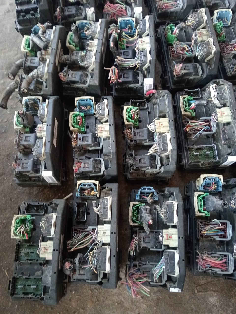 قواعد فيوزات حاويه دوج كرفان من موديل 2011/2020
جمله مفرد واتساب 

***********
