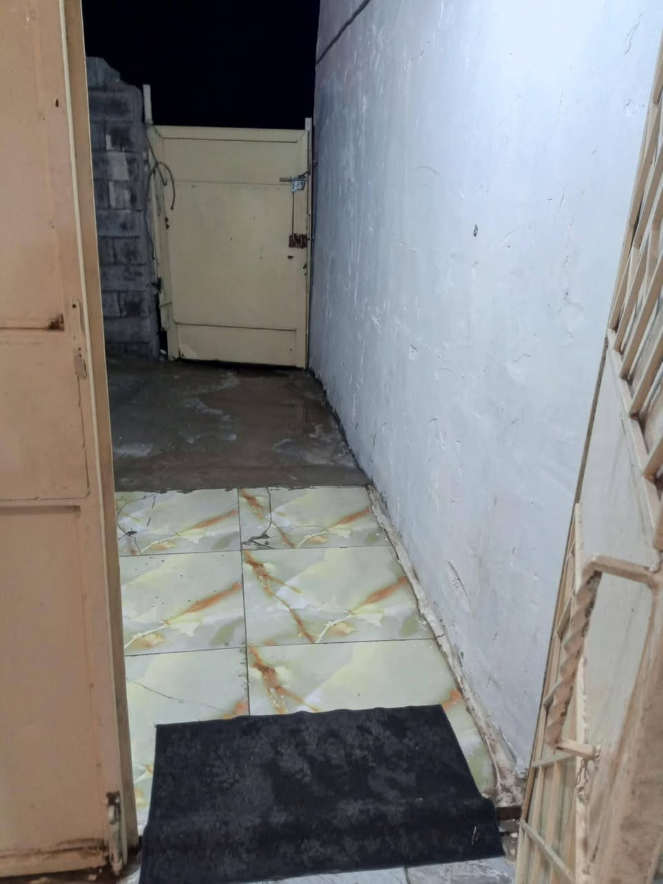 بيت تجاوز للبيع زعفرانية يم جامع ولي الكعبه اسمه شارع الشويلات  2غرف نوم او صاله او طرمه السقف سندويج او نص جينكو قريب عل شارع العام الي مدي عله بعداد جديده اكو فديو موضح كل التفاصيل بي يرهم بيع او يرهم ايجار مساحته 140متر السعر بل تعليقات  *********** بي وتساب
