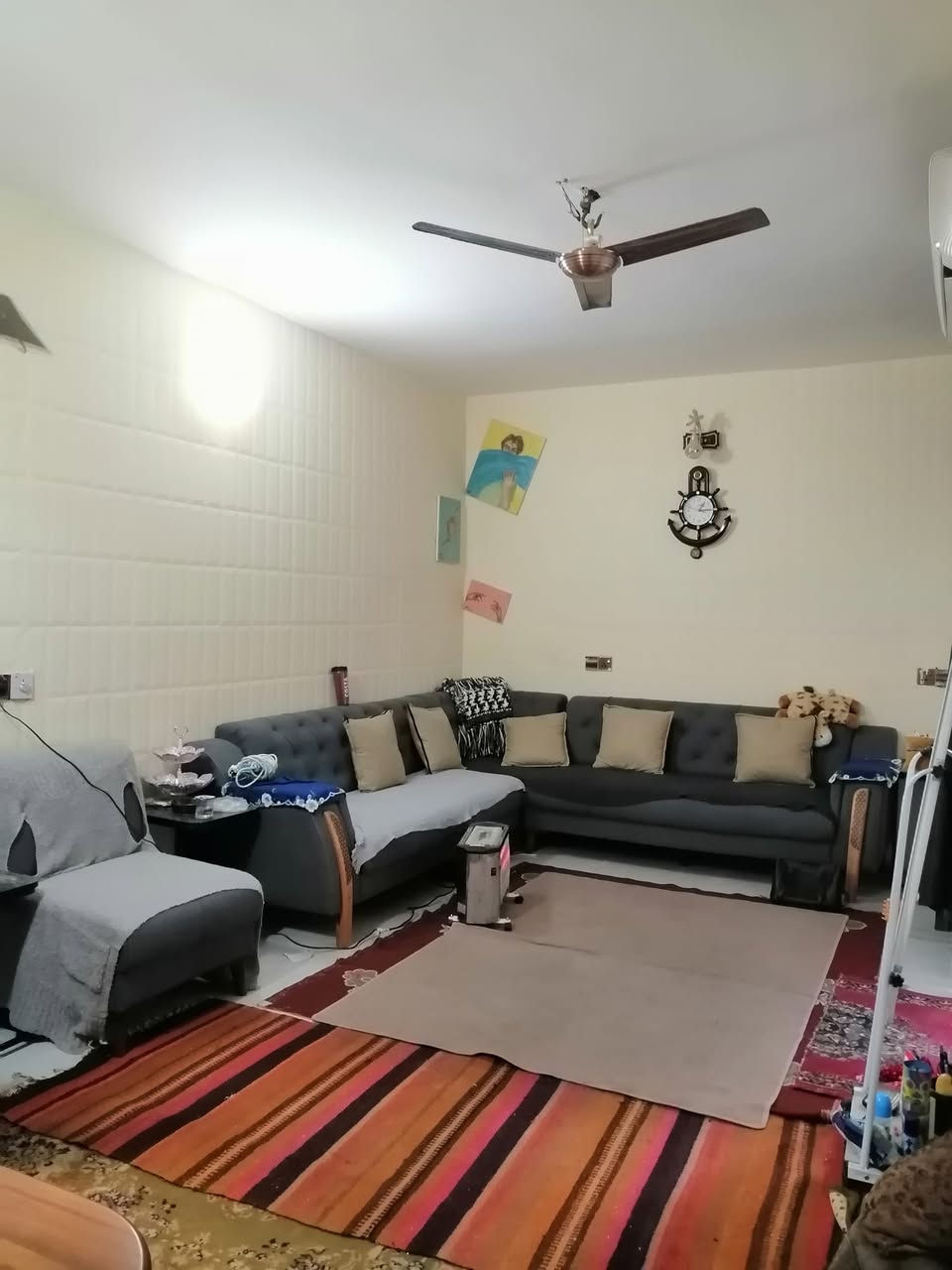 السلام عليكم ورحمة الله وبركاته. بعد اذن مدير المجموعة
بيت للبيع في شارع ١٤ البياع قريب على معارض السيارات بظهره شارع ١٣ التجاري قريب جدا على سوق شارع ٢٠..يفيد للسكن  او الاستثمار. ملك صرف مساحة٦٠م واجهة ٢م بداية البيت ٢*٥ طرمة'و ٢*١٠ مطبخ بعده  يصير ٦*٥ ' باسمي شخصيا ...مكون من طرمة ومطبخ وصالة ومنور ...وغرفة نوم بالطابق العلوي ......السعر ١١٥مليون مع مجال بسيط  ...للتواصل هاتف***********.
