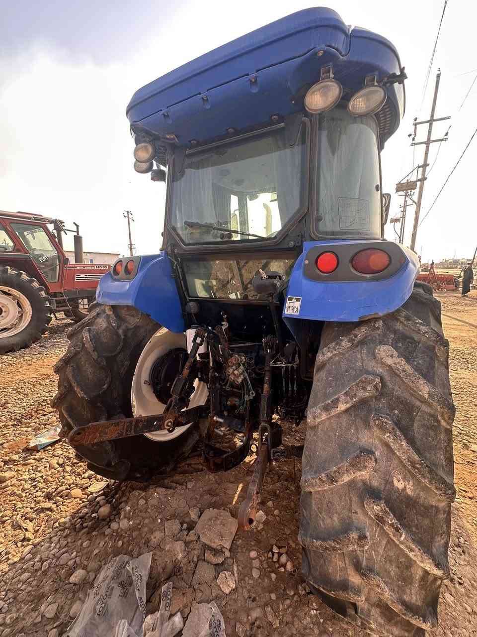 للبيع نيهولند موديل2018تركي
فول عادي السعر 28 وبيها مجال 
مكان واسط الزبيديه
ياسر ***********
