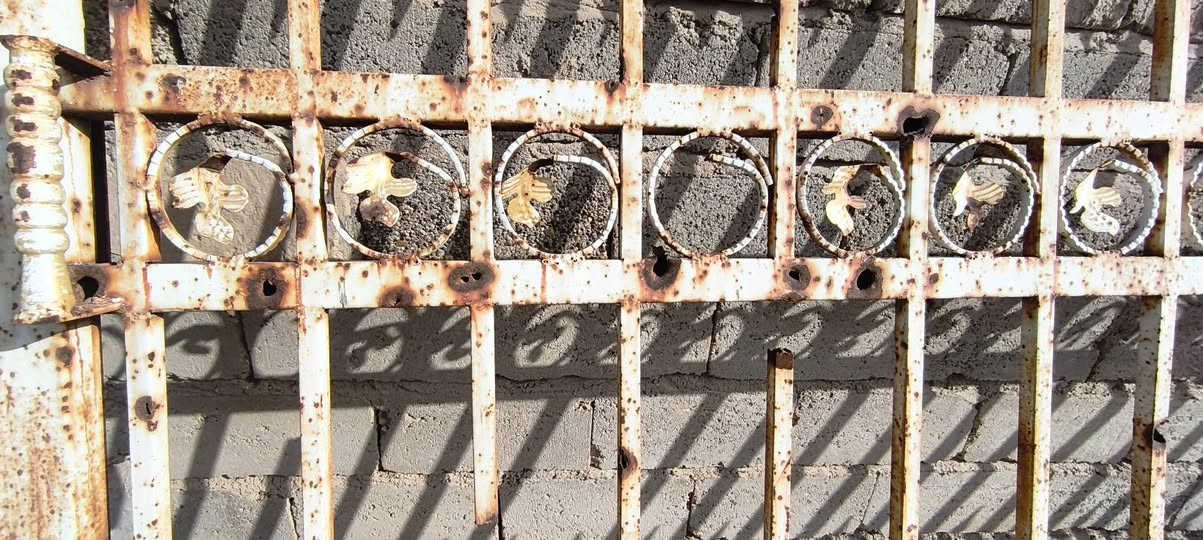 مكلف.....باب خارجي مستخدم بي شضايه من الأسفل قليله ينرادله ترتيب.. للبيع 
الطول 4متر......مع السچه السعر 175
***********
