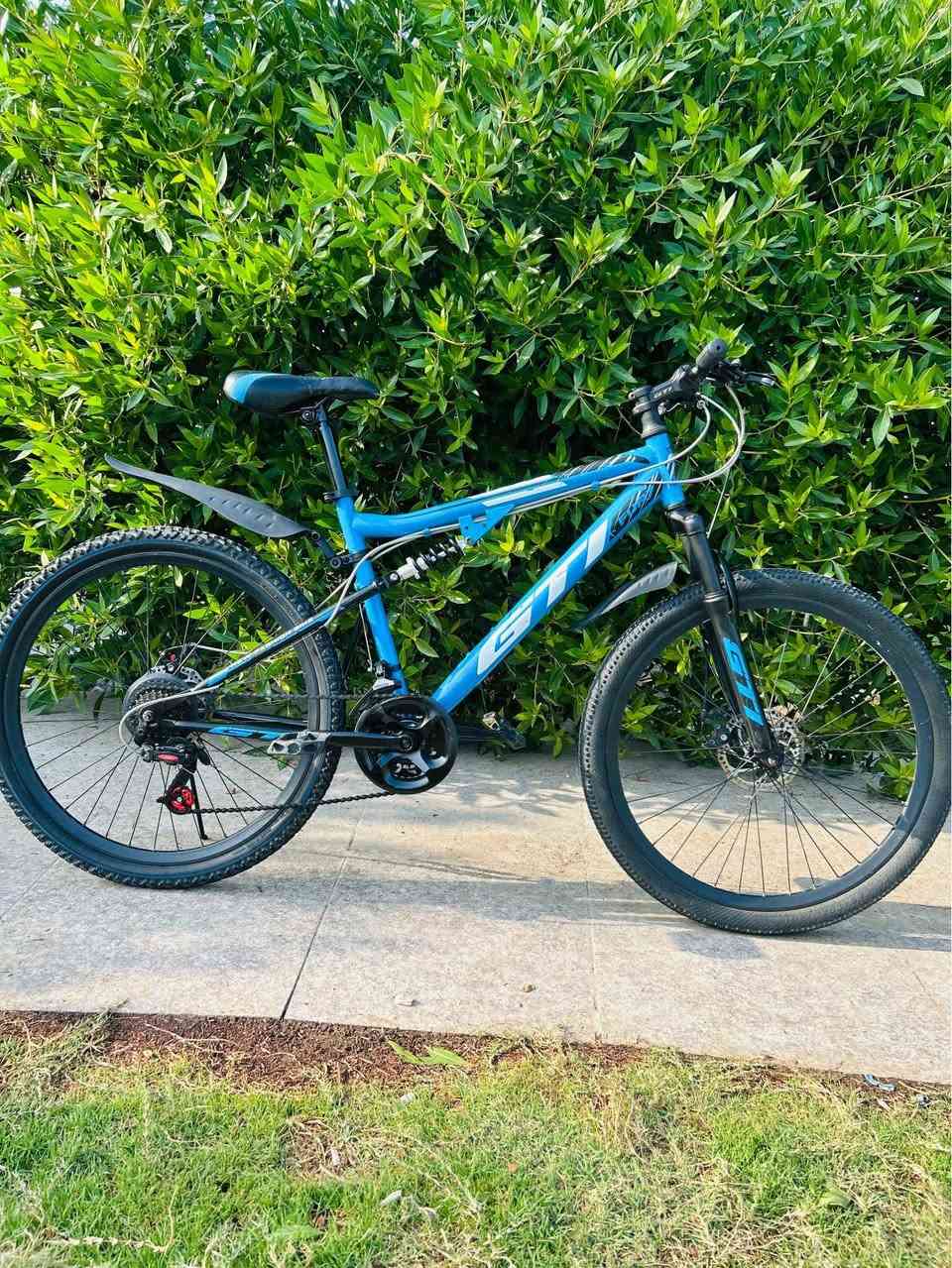 السلام عليكم 💙
للبيع بايسكل جبلي حجم 26 فريم عالي كامل بدون نقص 
يدات جديده سستم كامل جديد وشغال بدون نقص 
بريكات دسك بلمكان دبل امامي شغل ودبل وسطي جديد
السعر 140 الف مكاني بغداد حي الجوادين 
للاستفسار/ *********** بغداد, العراق
