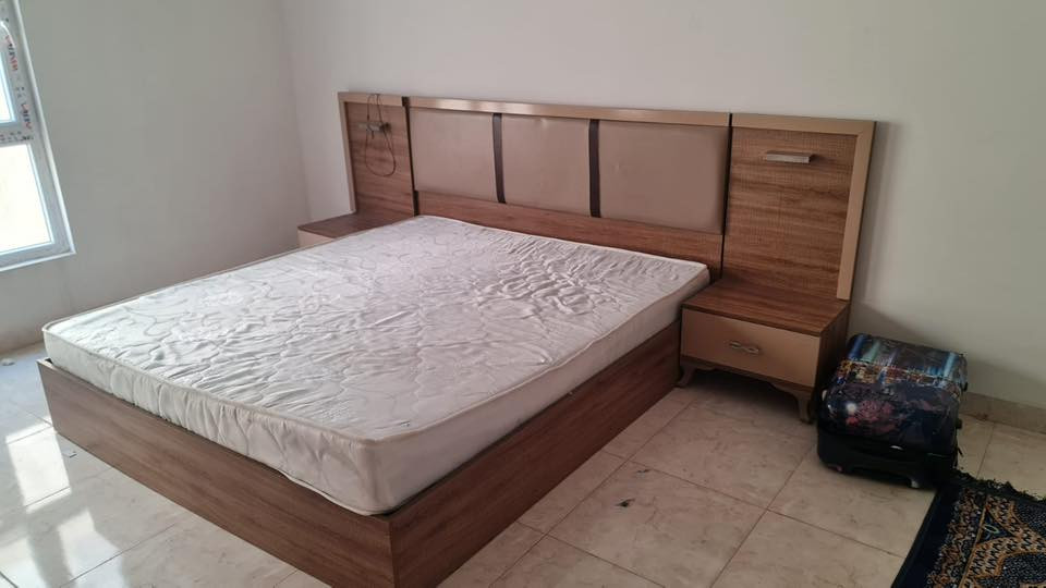 السلام عليكم  للبيع غرفه نوم تركي جديده سعرها 500 وكنتور بابين تركي ثقيل  سعره 200

للأستفسار  ***********
